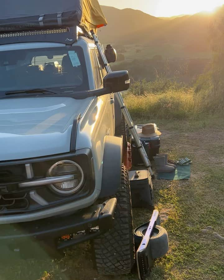 オーランド・ブルームのインスタグラム：「Ahead of earth day 🌎 chopping wood & carrying water it doesn’t get much better 🏕️🫶🐞」