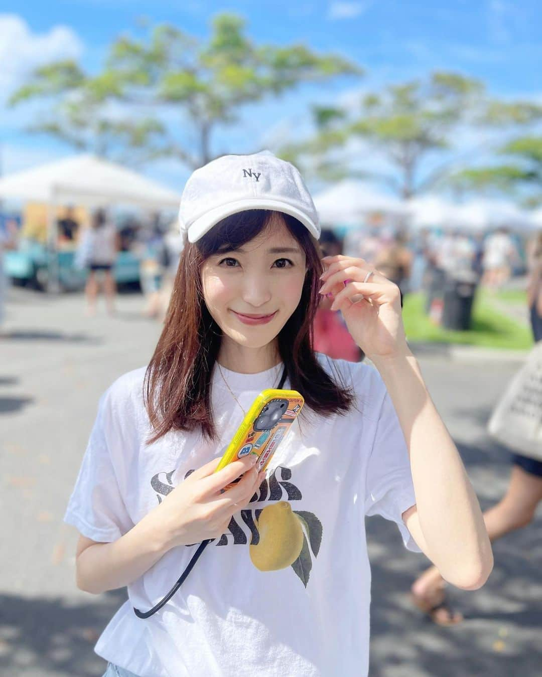 小林真由のインスタグラム：「カカアコファーマーズマーケットへ♡ 土曜日を挟んでる時はぜひ行きたい🌴🥥　 ⁡ ⁡ もう何年もiPhonecaseはcasetify一択です。 落としても落としてもこんなに割れなかったのは初めて🫶🏻😭 ⁡ 5台目くらいのケースはMonster Incコラボにしました。 私がぶー好きで、子供達もサリーが好きでコラボを待ってた〜🤍 ついシンプルを選びがちなので、これに変えてからテンション上がってます♡ そしてスマホショルダーもマスト♡ ⁡ ⁡ @CASETiFY_jp #PIXARxCASETiFY #CASETiFY #ファッション #コーデ #ママコーデ #女の子ママ #男の子ママ #ママライフ #コーディネート #４歳 #２歳 #ベビー #二人育児 #子連れ旅行 #旅行 #ハワイ旅行 #ハワイ #子連れハワイ #カカアコ #カカアコファーマーズマーケット #iphoneケース #モンスターズインク」