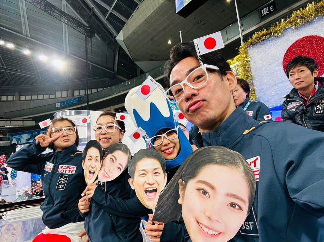 村元哉中さんのインスタグラム写真 - (村元哉中Instagram)「World Team Trophy 2023 Team Japan 🇯🇵❤️ チームジャパンの一員になれて最高でした！ 本当にみんなお疲れ様！！！キャプテンかおちゃん、ありがとう！最高のシーズンオフを😆🙌🏻 Amazing week with amazing skaters and friends! Cheers to finishing the season on a high note! Forever grateful! 🫶 So proud to be part of this team!!! 🇯🇵 ⠀⠀⠀⠀ #WTT2023 #teamjapan #kaorisakamoto #maimihara #kazukitomono #shunsato #rikumiura #ryuichikihara  #kanamuramoto #daisuketakahashi」4月17日 16時20分 - k.a.n.a.m.u.r.a