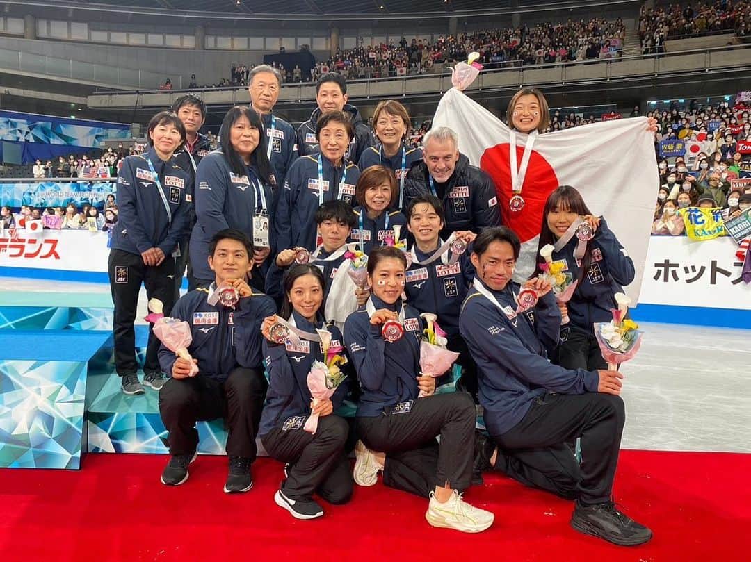 村元哉中のインスタグラム：「World Team Trophy 2023 Team Japan 🇯🇵❤️ チームジャパンの一員になれて最高でした！ 本当にみんなお疲れ様！！！キャプテンかおちゃん、ありがとう！最高のシーズンオフを😆🙌🏻 Amazing week with amazing skaters and friends! Cheers to finishing the season on a high note! Forever grateful! 🫶 So proud to be part of this team!!! 🇯🇵 ⠀⠀⠀⠀ #WTT2023 #teamjapan #kaorisakamoto #maimihara #kazukitomono #shunsato #rikumiura #ryuichikihara  #kanamuramoto #daisuketakahashi」