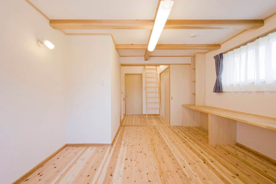 ハゼモト建設株式会社のインスタグラム：「安かろう悪かろうでは意味がない。かといってオーバースペックでも意味がない。 住まうご家族が本当に心地よく過ごせるように、またトータルコストを抑えた質実剛健なご提案をしています。  プロフィールのHPから厳選間取りプラン＆施工事例をご紹介中です♪ @hazemoto_kensetsu   ＊＊＊＊＊＊＊＊＊＊＊＊＊＊ 快適で健康的、家計にもやさしい。 住まいとしての「当たり前」を体感していただけるのがハゼモト建設の家づくりです。 『価格と性能を両方まじめに考える工務店』-ハゼモト建設株式会社は高性能で低価格が標準品質-  北九州市小倉北区片野4-12-10 電話番号 093-931-0521 家づくり相談会、モデルハウス見学会を実施中です。 ＊＊＊＊＊＊＊＊＊＊＊＊＊＊  #北九州注文住宅 #北九州新築 #北九州工務店 #注文住宅北九州 #新築北九州 #工務店北九州 #リフォーム北九州 #リノベーション北九州 #福岡子育て #土地探し北九州 #ローコスト住宅北九州 #現場見学会北九州 #シンプルな暮らし #モデルハウス北九州 #マイホーム準備 #ZEH北九州 #ハゼモト建設 #マイホーム準備 #高断熱住宅北九州 #木造住宅北九州 #子育て北九州 #施工事例北九州 #快適な暮らし #長期優良住宅北九州 #家づくり北九州 #一戸建て北九州 #ハウスメーカー北九州 #北九州市 #ハゼモト建設株式会社」