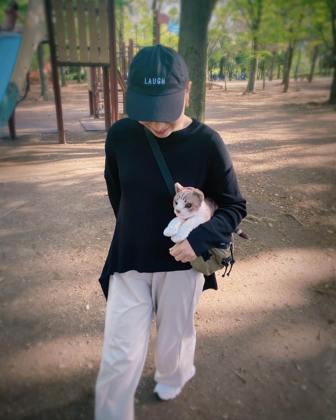 保田圭さんのインスタグラム写真 - (保田圭Instagram)「息子が公園に どうしても持って行きたいと言うので  一緒に連れてきた 猫のぬいぐるみの にゃーこさん❤️  結局私が持つハメに😂  まるでセカンドバッグのように 抱えてるので 二度見されました😂😂  #にゃーこさん意外とリアル #西松屋購入品」4月17日 16時25分 - keiyasuda1206