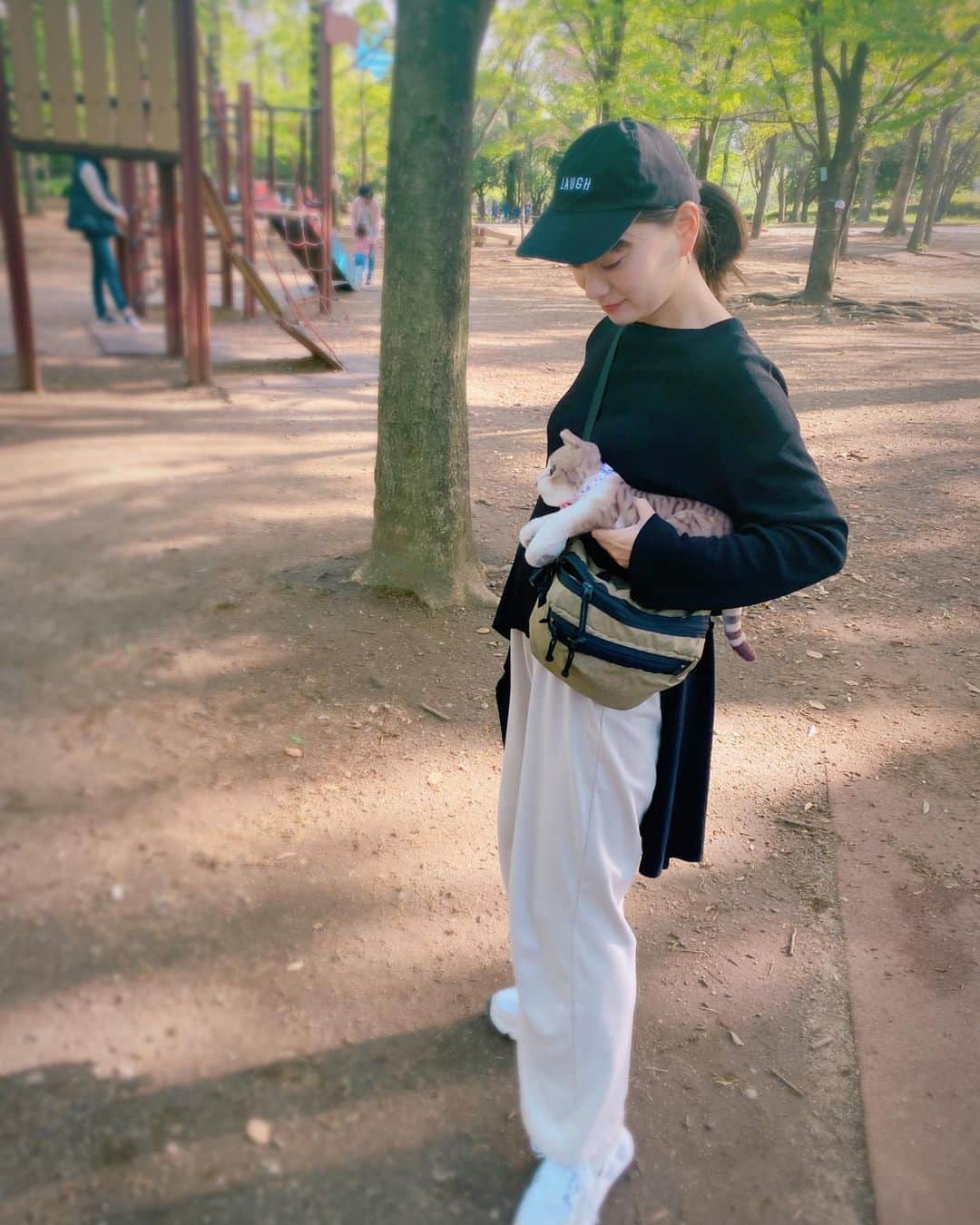 保田圭さんのインスタグラム写真 - (保田圭Instagram)「息子が公園に どうしても持って行きたいと言うので  一緒に連れてきた 猫のぬいぐるみの にゃーこさん❤️  結局私が持つハメに😂  まるでセカンドバッグのように 抱えてるので 二度見されました😂😂  #にゃーこさん意外とリアル #西松屋購入品」4月17日 16時25分 - keiyasuda1206