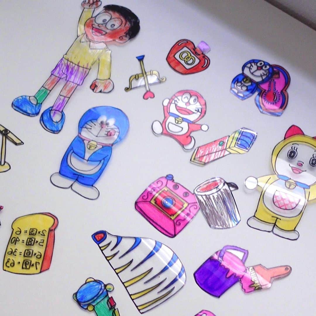 sayumi katoさんのインスタグラム写真 - (sayumi katoInstagram)「私が厚紙に絵を描いて(描かされて笑)、息子がそれを切り抜き、お人形ごっこに使っている息子。  いっそプラ板にしたら丈夫だし楽しそう！と思い立って、プラ板とマッキーを買ってきて息子と工作タイム！✂️ 息子も頑張って色塗り👦🏻  トースターで焼く時はちゃんと平らにできるのか、毎度緊張する母🫣🫣(ハラハラ) 息子は「わぁ〜！くにゃくにゃになったよぉぉお〜！」と大興奮！ 一部グニャッとなったりしたけれど、まぁいい感じにできたのではないかな🤭  ものづくり魂が燃えて、つい自分メインで作ってしまったけれど、今度は息子メインで作ってみよう🫣←今日の反省」4月19日 20時00分 - say_ume