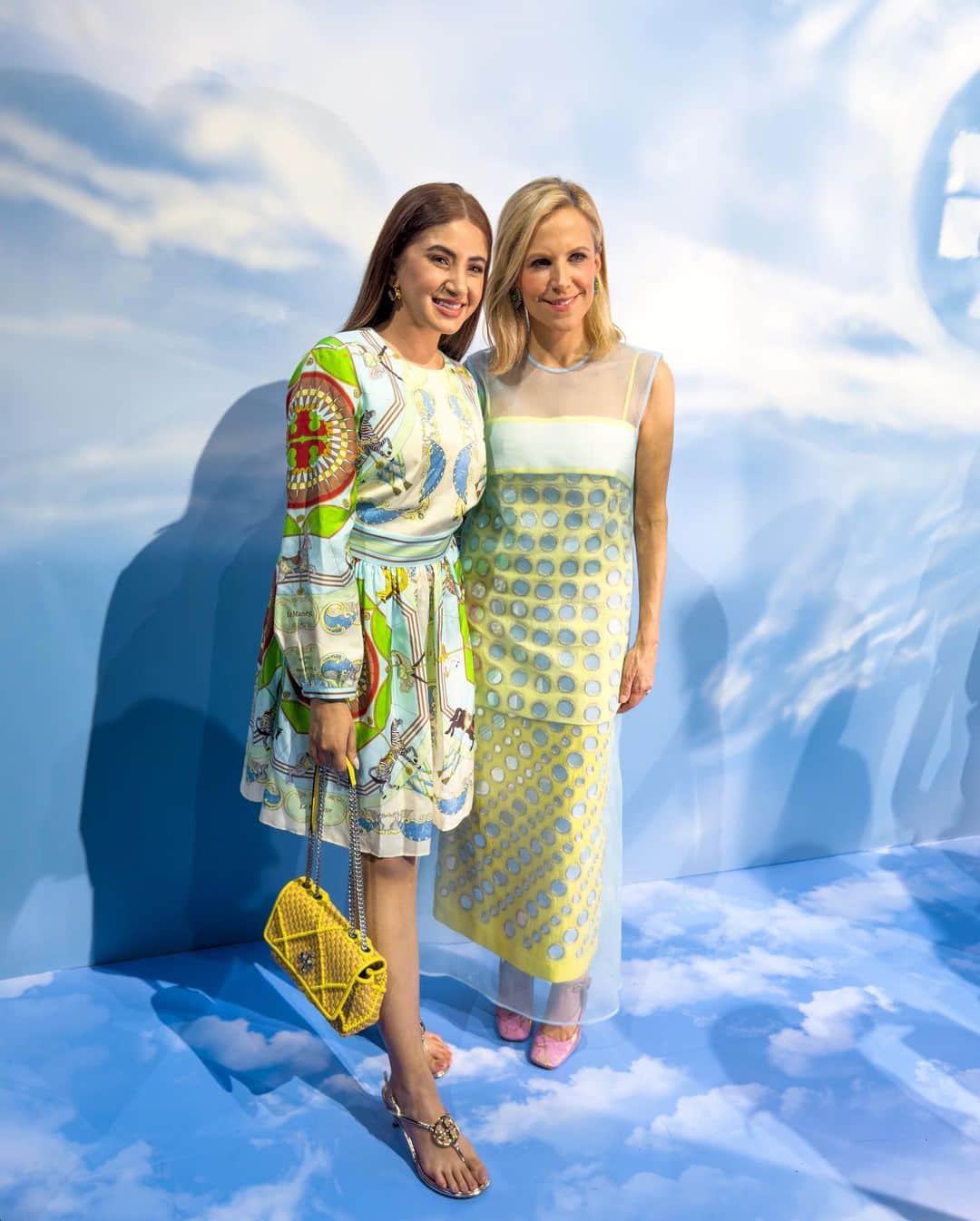 Aashna Shroffのインスタグラム：「On cloud nine with @toryburch herself, for a very special dinner on our first night in Singapore!☁️  Can’t wait to finally show you the rest of our experience, but before that, can we please have a moment for the Tory Burch SS23 look I’m wearing and the stunning #ToryBurchHome dinner setup, because I pretty much spent the entire evening in awe💙  #collab @reliancebrandsltd」