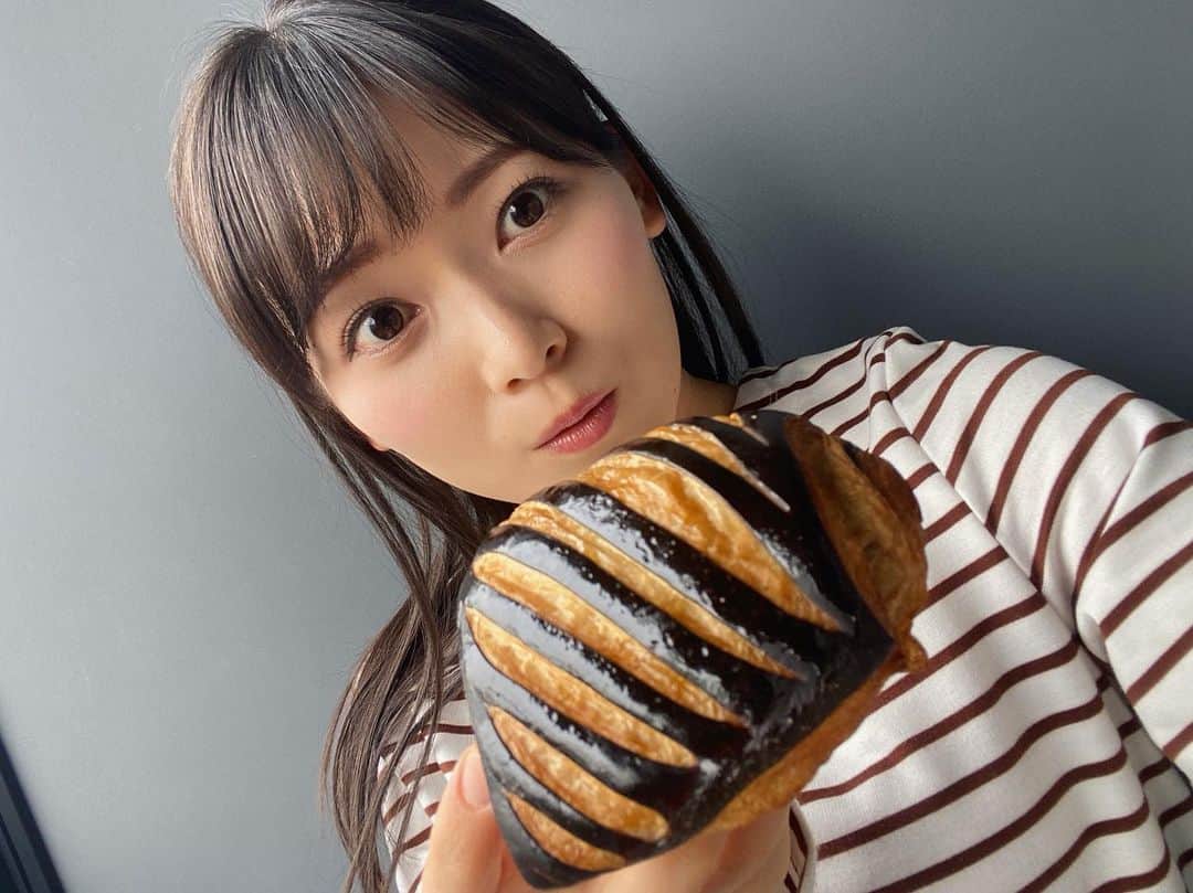 南雲穂波さんのインスタグラム写真 - (南雲穂波Instagram)「愛媛県からお取り寄せ🥐 絶景が見えてきそうなパンオショコラ。。  惣菜パンもドーナツも、なんじゃこれ？！とびっくりするくらい美味しい生地でした、もちもち艶やか😽 食パントーストしたら外サクッ中ふわっとろ〜〜〜  #bebléartisanbread #メーテレアナウンサー #南雲穂波 #なぐもぐもぐ #パンシェルジュ南雲」4月17日 16時34分 - honami_nagumo_nbn