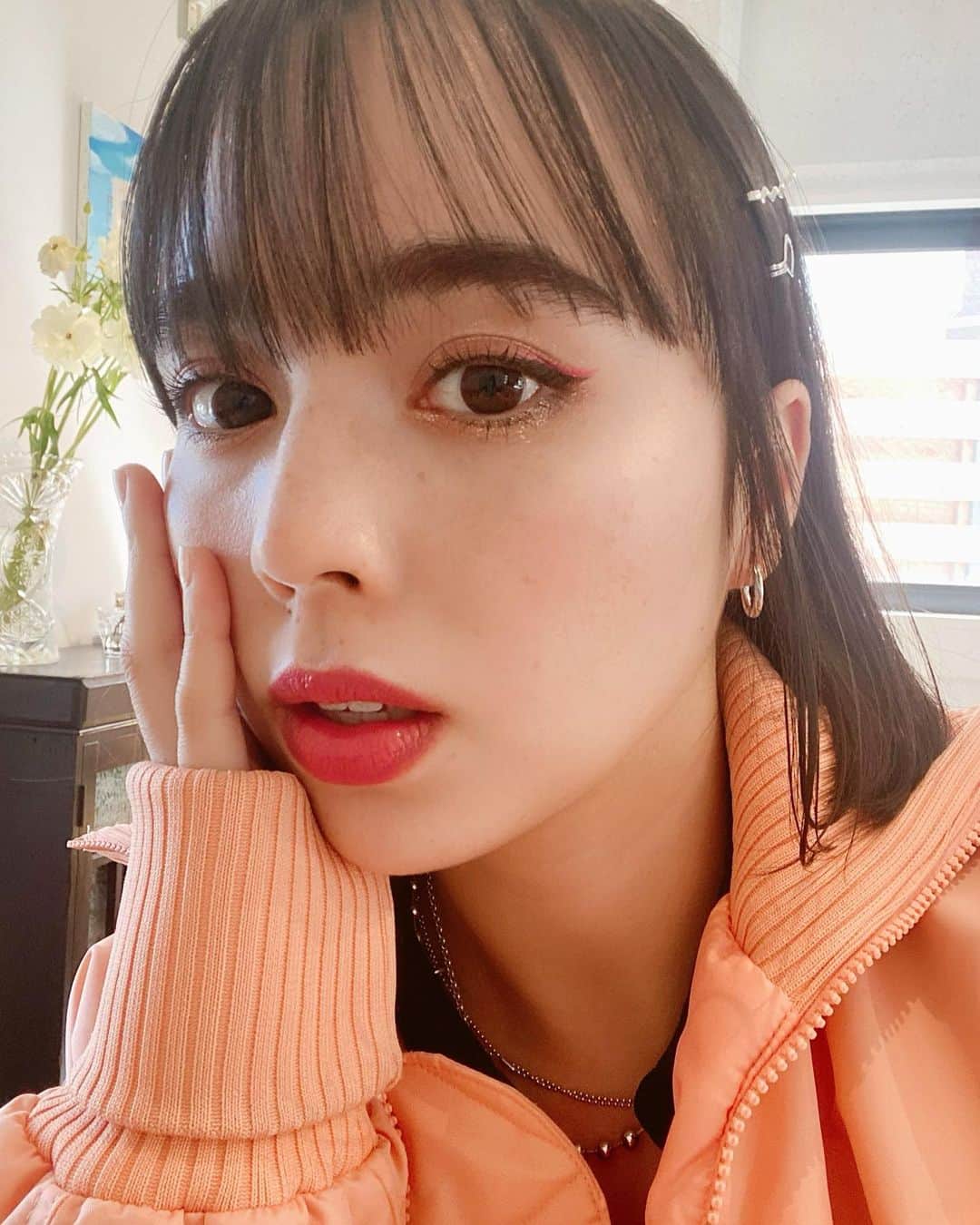 クレイトン愛のインスタグラム：「blackpinkのライブに行ったときのメイク💘🖤久しぶりのがっつりカラーメイクでした。☺️ ・ ・ ・ #あいメイク #メイク #コスメ #ビューティー #ミネラルコスメ #ファッション  #ボブ #hair #hairstyle  #makeup #cosmetics #beauty #fashion #photography #blackpink @blackpinkofficial」