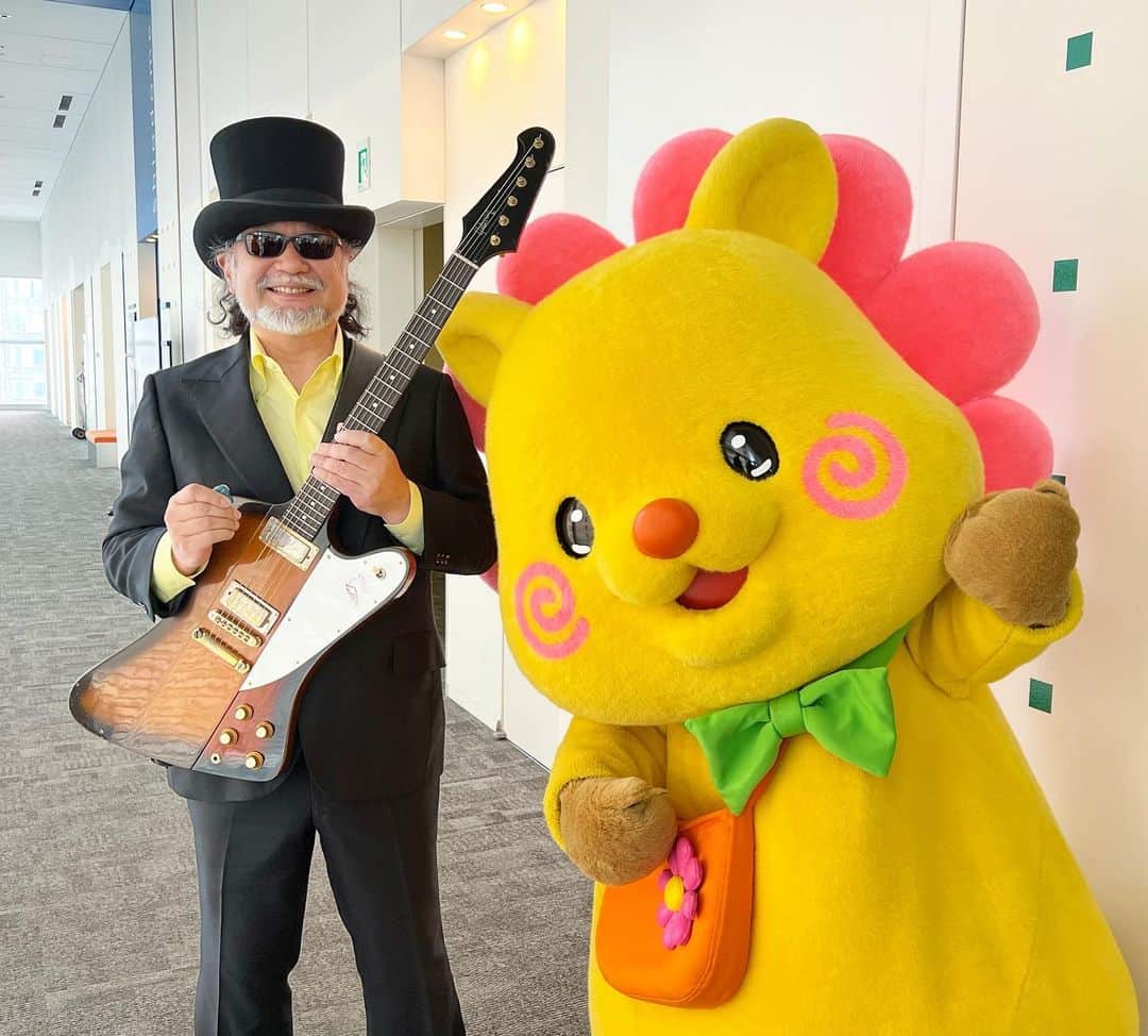クレイジーケンバンド【公式】さんのインスタグラム写真 - (クレイジーケンバンド【公式】Instagram)「NTV系お昼の番組「ヒルナンデス！」に小野瀬雅生が出演いたしました！ 生放送で天丼のことをギターを持って喋るというかつてない仕事でございました。 南原さんをはじめ出演者の方々、スタッフの皆様大変お世話になりました。 ありがとうございました！ ハピナンデスと記念撮影！！  byスタッフ  #クレイジーケンバンド #crazykenband #小野瀬雅生 #ヒルナンデス #ハピナンデス  #天丼」4月17日 16時40分 - crazykenband_official