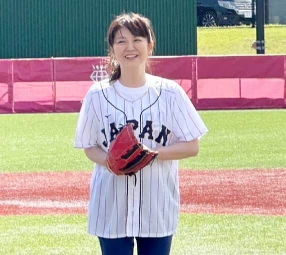 南野陽子さんのインスタグラム写真 - (南野陽子Instagram)「JD.LEAGUE 2023開幕戦始球式では、他の人には投げられないような投球の披露となりましたが、楽しかったです〜😊🥎✨ みんなで応援しましょ❗️🥎✨」4月17日 16時40分 - yokominamino__