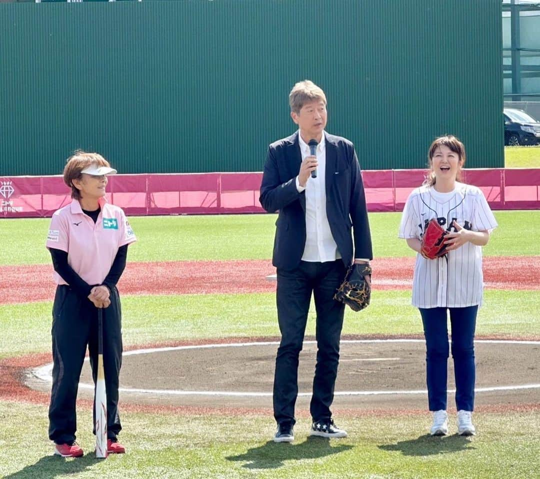 南野陽子さんのインスタグラム写真 - (南野陽子Instagram)「JD.LEAGUE 2023開幕戦始球式では、他の人には投げられないような投球の披露となりましたが、楽しかったです〜😊🥎✨ みんなで応援しましょ❗️🥎✨」4月17日 16時40分 - yokominamino__