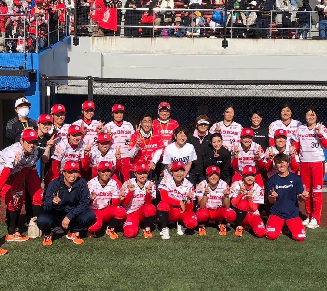 南野陽子さんのインスタグラム写真 - (南野陽子Instagram)「JD.LEAGUE 2023開幕戦始球式では、他の人には投げられないような投球の披露となりましたが、楽しかったです〜😊🥎✨ みんなで応援しましょ❗️🥎✨」4月17日 16時40分 - yokominamino__