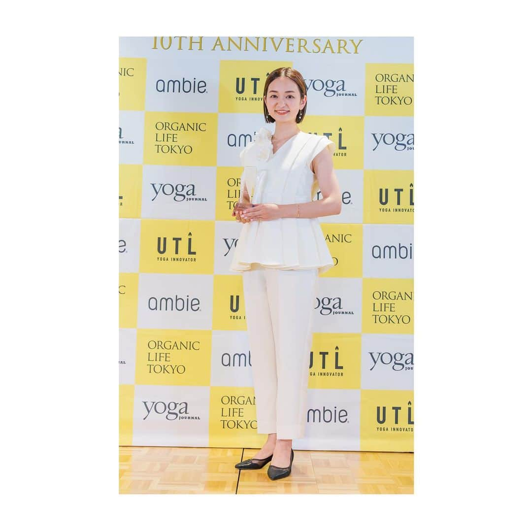 後藤晴菜のインスタグラム：「@yogajournalonline presents Yoga People Award 2023にて ベストオブヨギ2023という賞をいただきました。  「インストラクターの資格に挑戦してみる？」というあの一言から始まりまさかこのような賞をいただける日が来るなんて本当に夢みたいです。 本当にありがとうございます🥲🤍  今回の受賞を受けて、トルチャでは私の過去のレッスンや、人気のレッスンを5月7日までどなたでもご視聴いただけます🤲❤️‍🔥  1人でも多くの人にヨガの素晴らしさを、そしてトルチャの手軽さを知っていただけたら嬉しいです🫶🏻  ▷accessaries #vendomeaoyama ▷tops & bottoms #yori ▷pumps #dianashoespress」