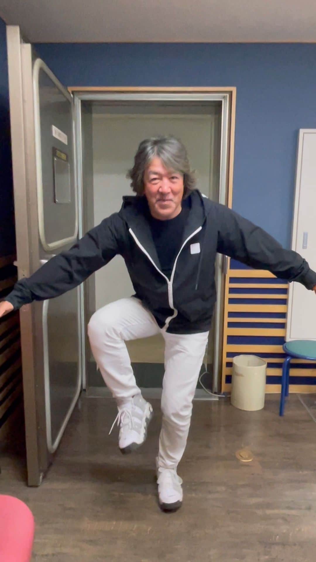 のインスタグラム：「今日も17時から生放送！！ FM愛知イブニングストリート よろしくお願い致します。  #FM愛知 #イブニングストリート #黒岩唯一 #ラジオ #ラジオ付きと繋がりたい #生放送 #807 #ジアルフィー #星空のディスタンス #ラジ王 #優勝 #歌ってみた」