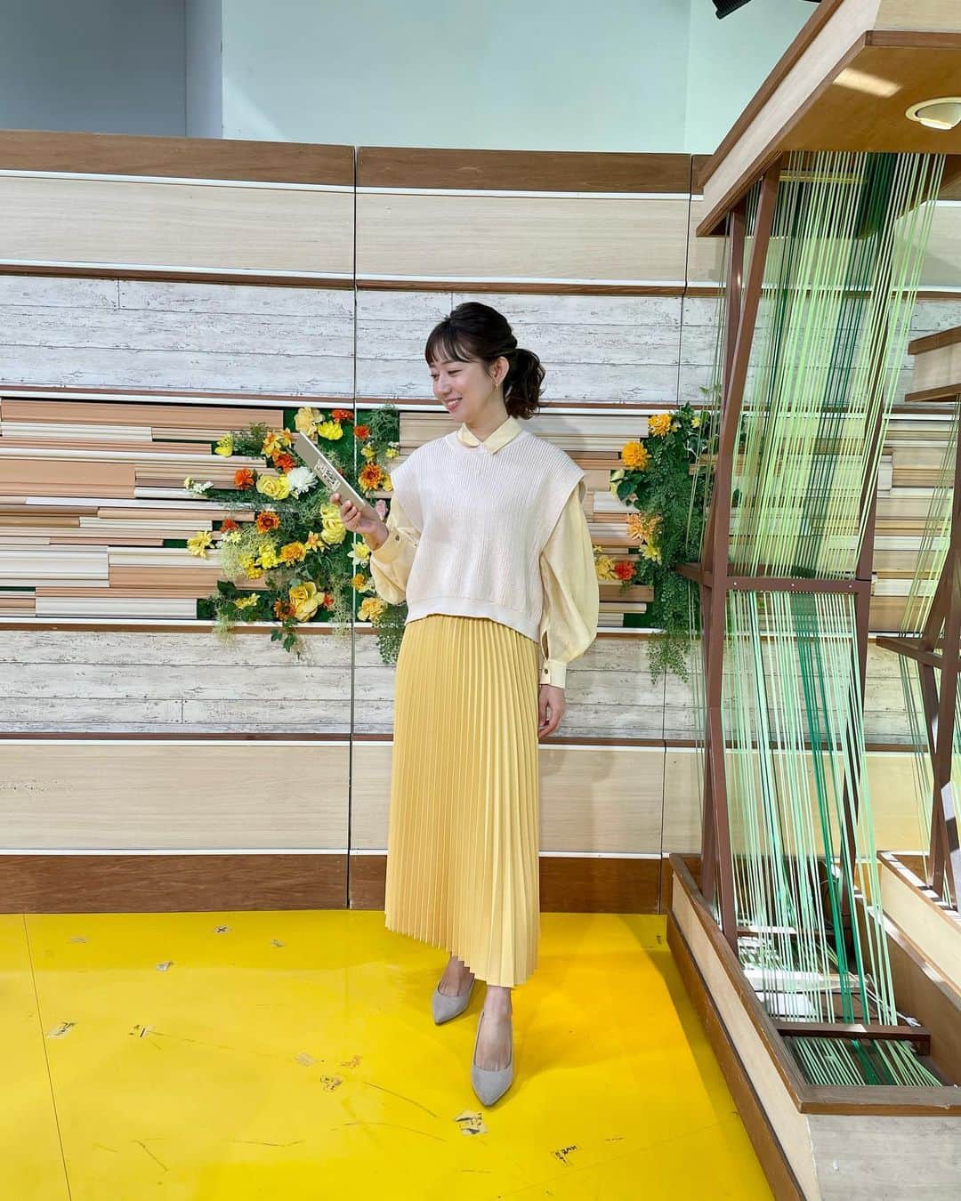 豊崎由里絵のインスタグラム：「. また１週間が始まりましたねーっ！！ 新生活を送る皆さま、慣れてきましたでしょうか？ 私はようやくリズムが掴めてきましたが、 なんだか長男の心が少しだけ 不安定になっている気がして… 新学年になり気合いが入りまくってるし 朝、ママがいない生活になり 毎日たくさん頑張っているようなので、 今週は大好物のみの夕飯にして 楽しく過ごしたいです🥹❤️  本音を言えば、 長男の大好物はカレー唐揚げ焼き鮭なので 作り手としてはありがたいです🤣w  今週も　TOKYO MX7:00〜 「堀潤モーニングFLAG」ぜひご覧ください🌷  🍀4/10(月)【イエローシャツ＋アイボリーベスト＋イエロープリーツスカート】 シャツ&ベスト→@munich_official スカート→@pitchoune__official  🍀4/11(火)【ピンクストライプシャツ＋ピンクパンツ】 →@munich_official  🍀4/12(水)【白異素材プリーツニットプルオーバー＋イエローパンツ】 →@munich_official  🍀4/13(金)【ピンクリボンブラウス＋ベージュパンツ】 →@geera__official」