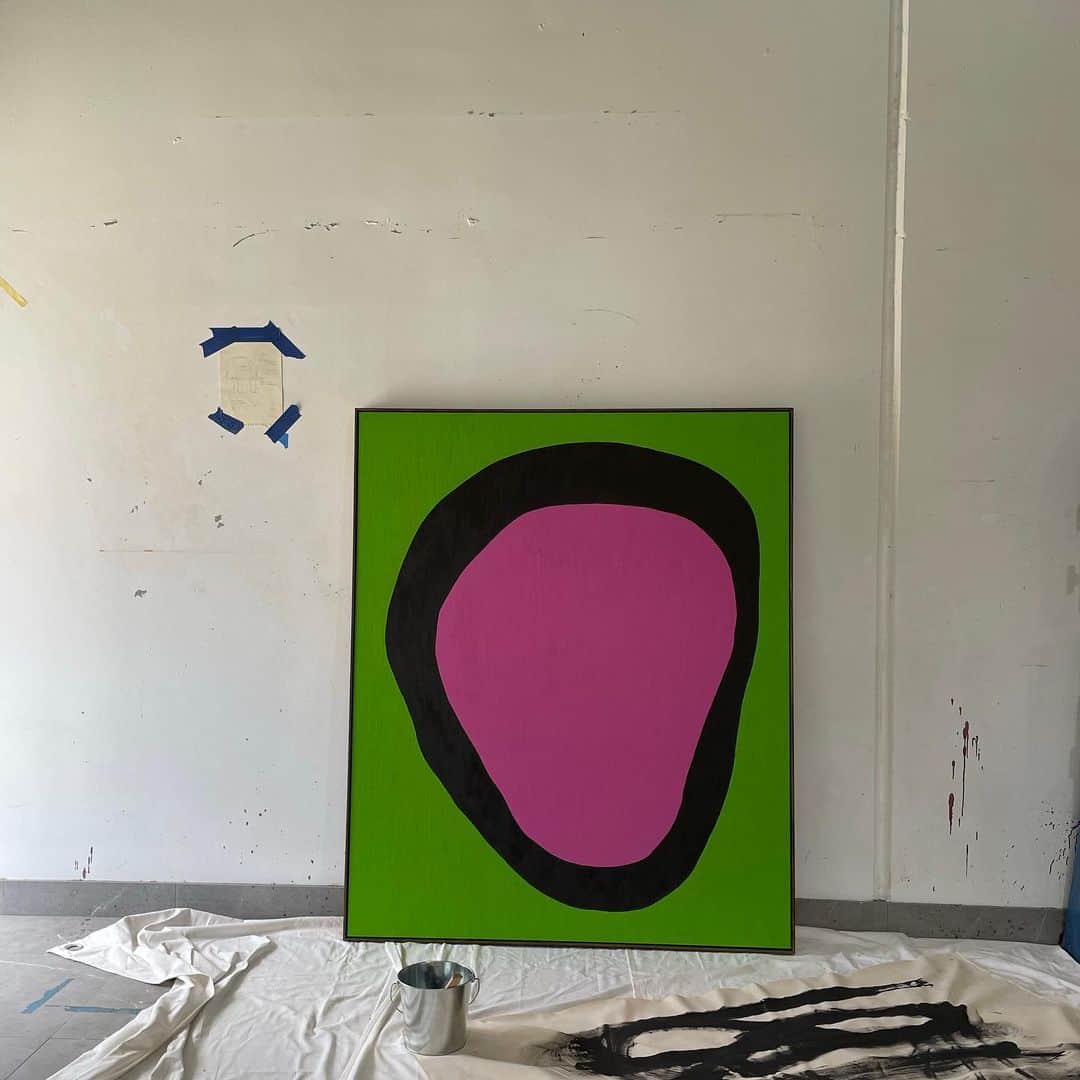 サラ・エレンのインスタグラム：「Looking forward to seeing this piece hung in its new home in LA.   145cm x 175cm. Oil on Canvas with Oak Frame」