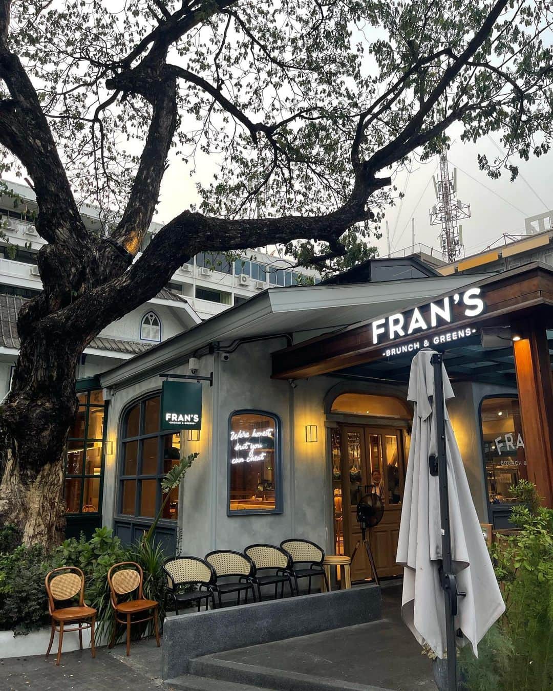 ホン・ソクチョンさんのインスタグラム写真 - (ホン・ソクチョンInstagram)「방콕엔 늘 새로 오픈한 핫한 가게들이 많다  맛있는 브런치와 베트남 음식을 맛볼수있는 분위기있는 식당  #fran's #ancomanca」4月17日 16時53分 - tonyhong1004