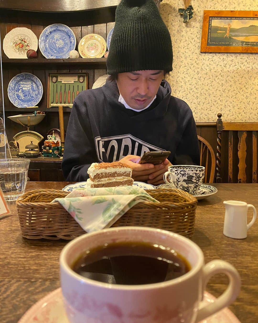 カバさんのインスタグラム写真 - (カバInstagram)「カフェ巡り③  CARLTON TEA HOUSE カールトンティーハウス 上本町店/上本町  いきなり③です。 ①、②はコーヒーだけですが、またあげます。  パン屋のすぐ近く めっちゃオシャレなカフェにパン屋終わりの同期のえーやんと。  とにかくめっちゃオシャレでした。  スペシャルブレンド飲みましたがめっちゃ苦くて酸っぱかった。初心者にはまだ早かったかな。  ただメニューに載ってるとおり、コーヒーの種類が多くて感じもわかりやすいので、どなたでも楽しめるお店やなと！あとケーキもめっちゃ美味しそうでした！  次は違うのにチャレンジしてみます。  店の雰囲気もコーヒーも カバッチグー！👍 でした！  次はどこでコーヒー嗜も？  #コーヒーチャレンジ #苦手なコーヒーをお茶の感覚で飲めるようになるまでの道のり #コーヒー #coffee #コーヒーチャレンジ #coffeechallenge #カフェ #Caffe #吉本新喜劇 #yoshimotoshinkigeki #カバ #kaba #cava #hippopotamus #hippo #チロルチョコ #チロルチョコはコーヒーが1番好き #カバッチグー #タートルデッパ #明太子えいじ #えーやん #次はどこでコーヒー嗜も？」4月17日 16時54分 - kabaking0129