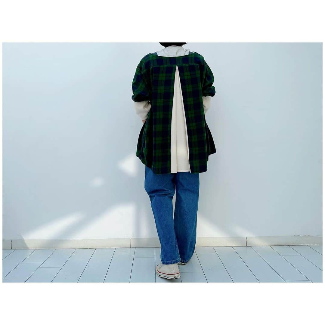 李ヒャンさんのインスタグラム写真 - (李ヒャンInstagram)「FLANNEL GOWN(assort) usedのフランネルチェックシャツとリサイクルフリースを合わせたリメイクガウンです。 襟を取り外し、後ろにフリースを入れ込みふんわりしたシルエットに。 腕まくりしやすくするために袖口も長めのフリースにしてます。 長すぎず短すぎずな丈でおしりがすっほり隠れる長さです。 こちらはフランネルシャツ部分は全てアソートとなります。 サンプルとは色、柄は異なりますのでご注意ください。  *予約特典ありの予約会は本日21時までです。 #fashion #style #ootd #outfits #remake #herfee #herfee2023aw #herfee_official」4月17日 16時47分 - 73hyang