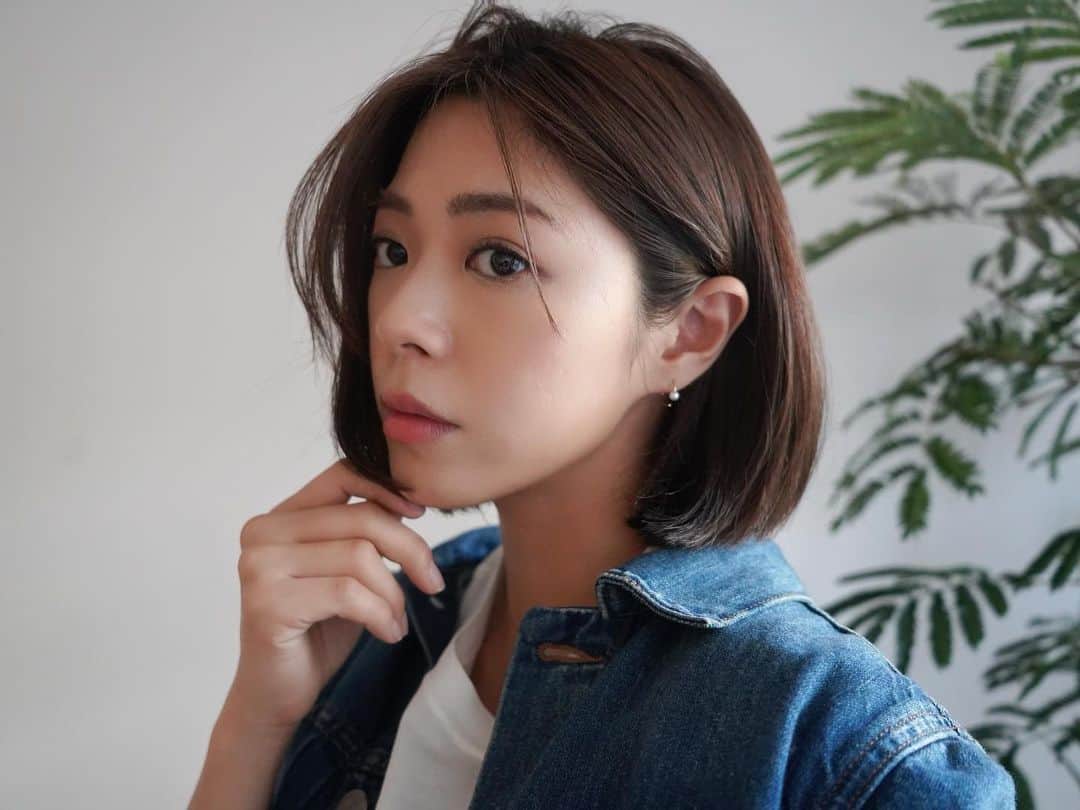 わちみなみのインスタグラム：「あたらしいピアス🦪  パールの使い方がシンプルだけど新しいな〜と思い、最近よくつけてる☺️ お上品だけどカジュアルにも。 好きなブランド♡ @aletta_jewelry_official   髪の毛を切ったので、ジュエリーをいろいろつけてみるのが楽しいこの頃。」