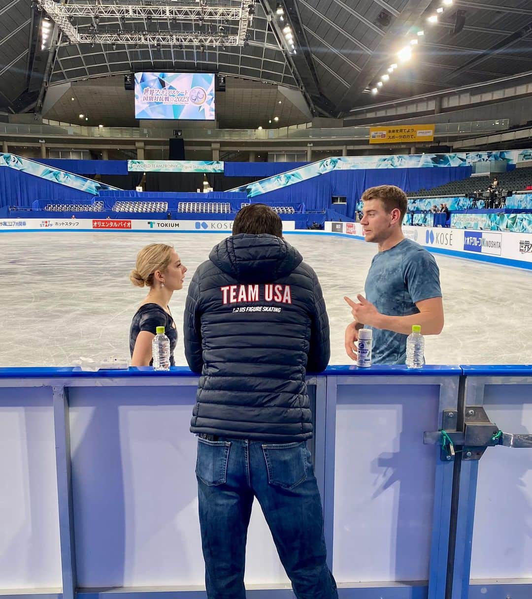 クリス・クニエリムのインスタグラム：「I’m so grateful to be in Japan again. Thank you Jenni Meno-Sand and Todd Sand for trusting me to help Alexa Knierim and Brandon Frazier this week. I’m honored to be here with them. Congratulations Team USA and U.S. Figure Skating on a well deserved WIN!!! 🥇」