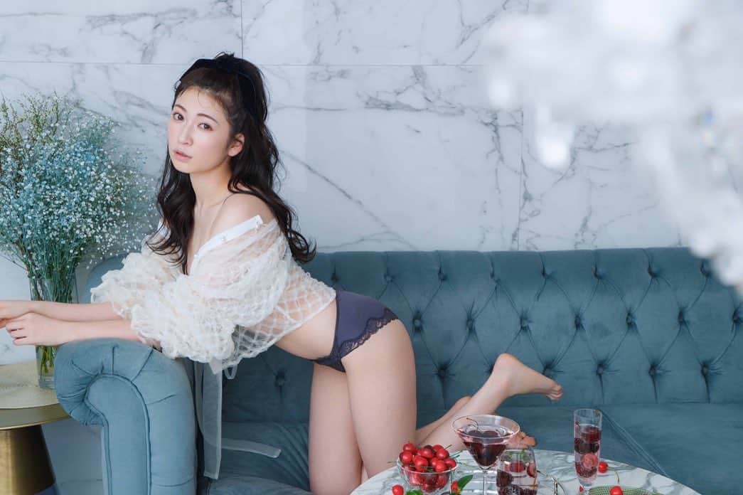 吉田朱里のインスタグラム：「本日19時〜 @peachjohn_official との コラボ商品第二弾の紹介をインスタライブでさせていただきます🍒🍒 . 是非遊びに来てください❤️ 久しぶりのライブなので 皆さんともたくさんお話しできたら嬉しいです🥰 コメントしてくださいね❤️」