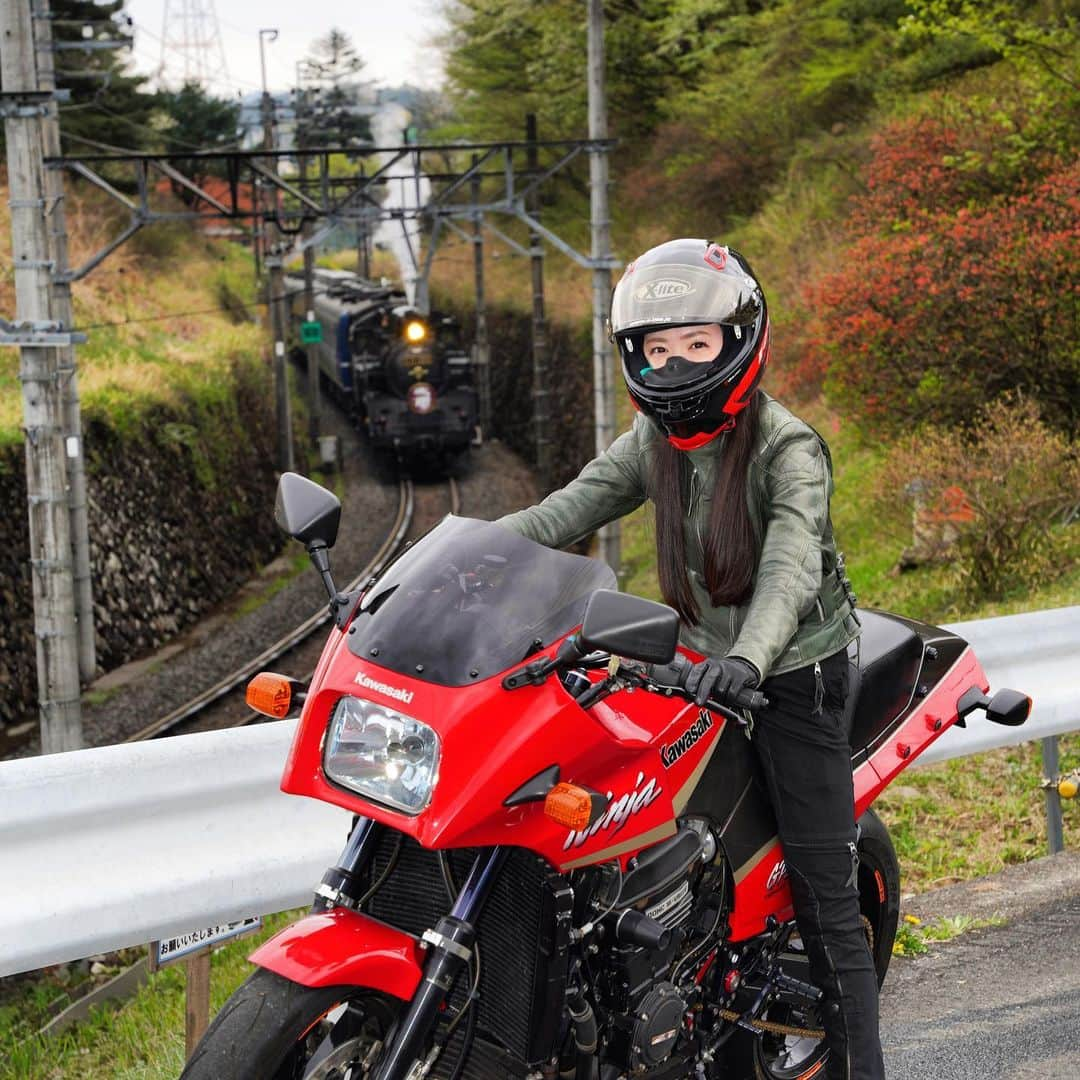 ちぱるさんのインスタグラム写真 - (ちぱるInstagram)「. 機関車と💨 . . . #GPz900R #ちぱる1号 #ちぱる🚂」4月17日 17時02分 - chiparu125