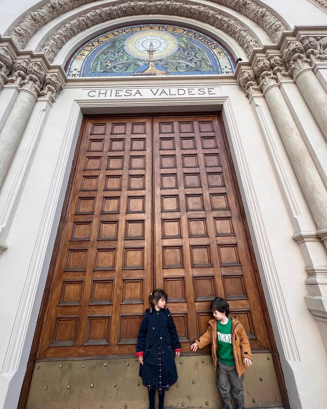 カトリネル・メンギアさんのインスタグラム写真 - (カトリネル・メンギアInstagram)「Happy moms happy kids . First time presentation since they’ve born 🐣🐣.  TJ & Léon #orthodox #easter #monkeys 😍 @lilisandu_official」4月17日 16時57分 - catrinelmarlon