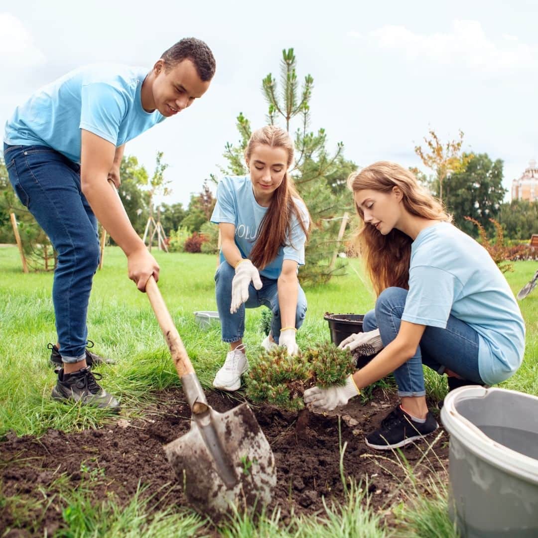アメリカ大使館さんのインスタグラム写真 - (アメリカ大使館Instagram)「今週は「全米ボランティア週間」です。ボランティア活動を通じて、地域や世界全体をより良いものへと取り組んでいる人々をたたえます。今月の最終金曜日は植樹の日(Arbor day)であることから、植樹のボランティアで社会貢献をする人もいます。  #ボランティア #奉仕 #Volunteer」4月17日 17時00分 - usembassytokyo