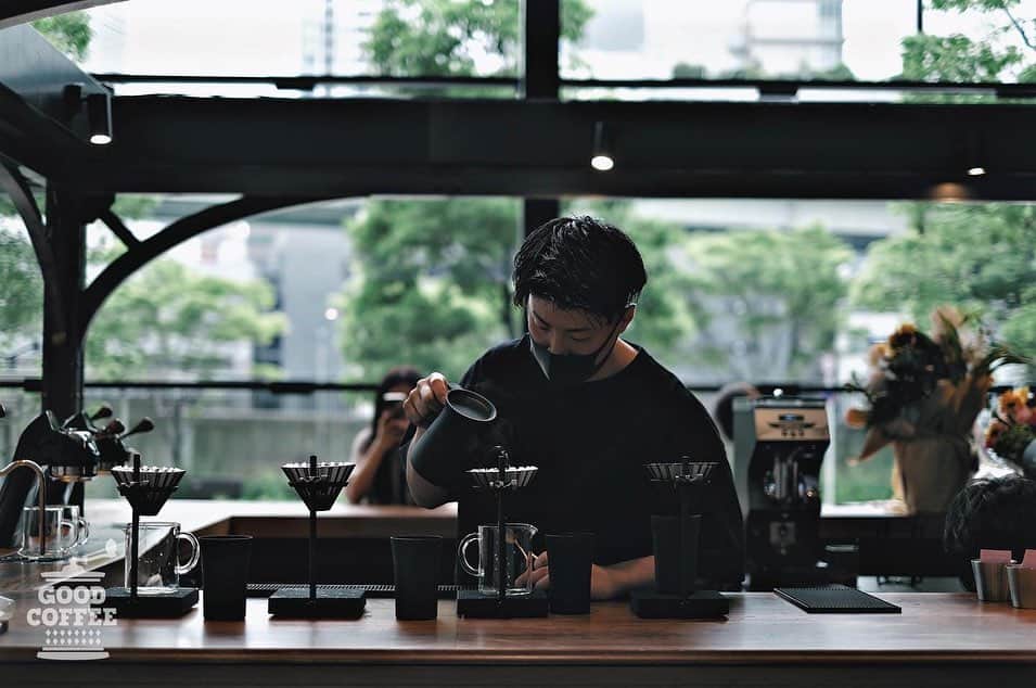 goodcoffeemeのインスタグラム：「. ☕️ Good Coffee Crew Recommend Shop Info ☕️  【GLITCH COFFEE OSAKA ／ 大阪・中之島】  GC Crew：@cafe_photo_ 「お店に行くとカウンターに珈琲豆がずらっと並んでるのには圧巻。スタッフの皆さんは、その日の気分でお薦めのコーヒーを一緒に考えてくださいます。ドリップとラテ、日替わりで楽しんでみてはいかがでしょうか。  最近、東京・銀座にも新たなお店をオープンされ、いま注目のお店です。」  — 📍大阪市北区中之島3-2-4 中之島フェスティバルタワー・ウエスト 1F 🕘8:00〜19:00 (土日 9:00〜19:00) 🗓定休日：不定休 —」