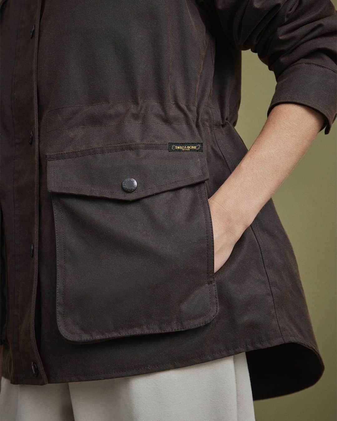 ドライザボーンのインスタグラム：「Women's Lumberjack Jacket  Featuring  two way pockets with flaps and handwarmer side pockets.   Shop via link in bio.   #DrizaBone」