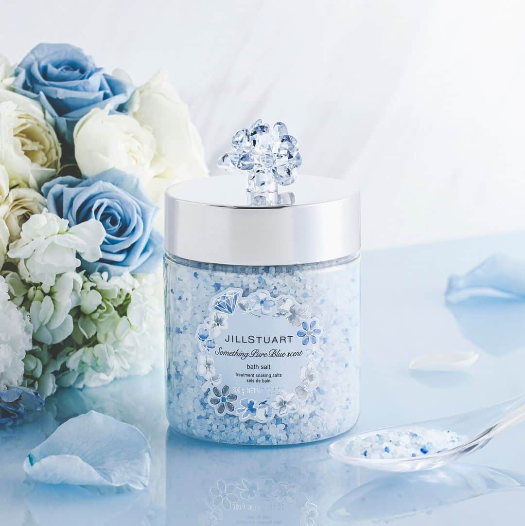 JILLSTUART BEAUTYのインスタグラム：「JILL STUART Something Pure Blue Limited items 〜My Dearest Blue Ring〜 4月28日(金)より発売 《予約受付中》  ■サムシングピュアブルー セント　バスソルト(限定品)  祝福感溢れる香りがふんわりと全身を包み込み、 至福のバスタイムを演出する、 ブルーダイヤモンドをイメージしたバスソルト。  マドンナリリーエキスなどの植物エキスを配合しているので つるつるとなめらかな肌へみちびきます。  ※公式オンラインショップでは予約完売している場合がございます。 4月28日(金)の発売をお待ちください。  #jillstuart #jillstuartbeauty #ジルスチュアート #サムシングブルー #サムシングピュアブルー #花嫁 #花嫁メイク #ウェディング #ギフト #パスルト」