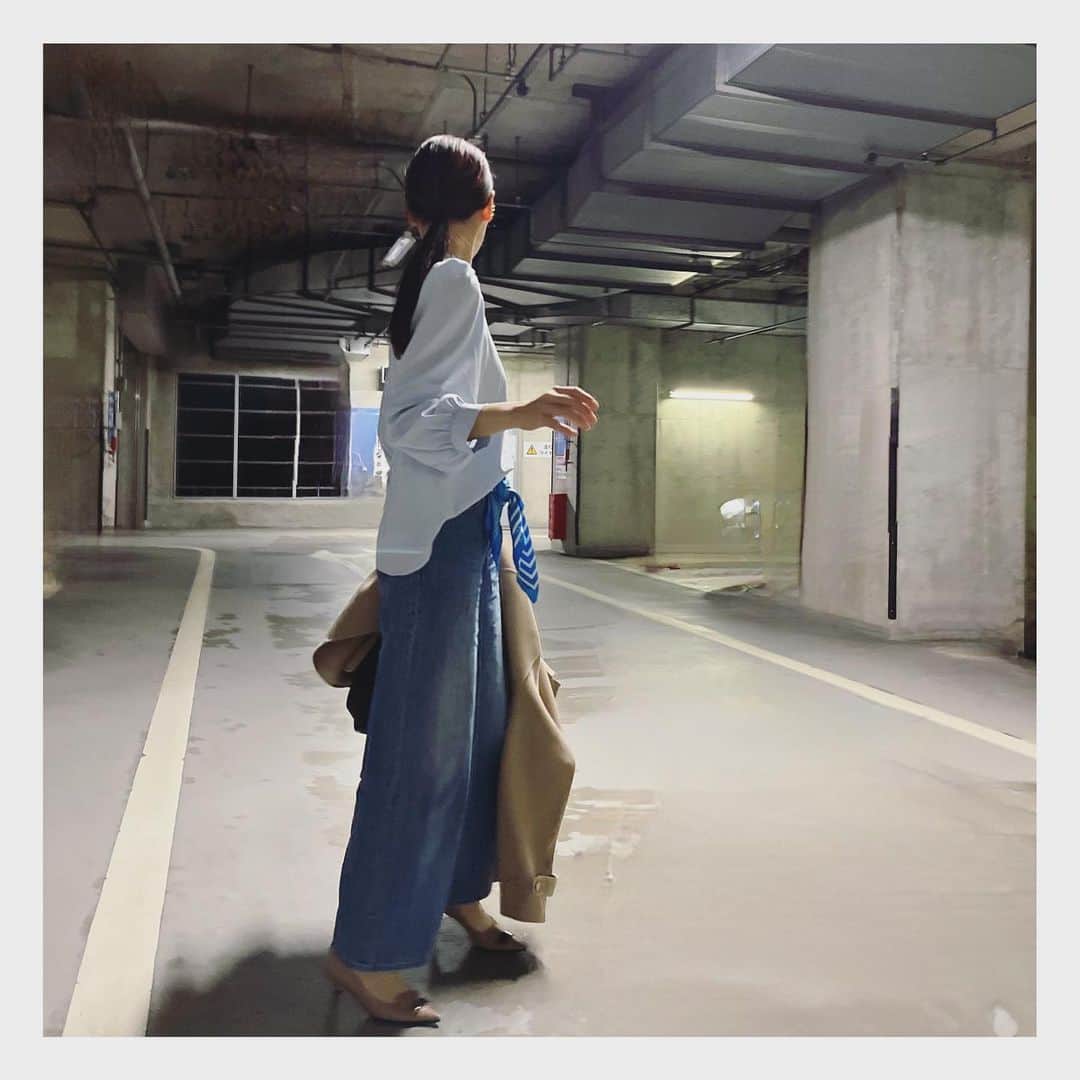 青木裕子さんのインスタグラム写真 - (青木裕子Instagram)「この青とってもきれい。  きれいな色をきて、ご機嫌でいたいものです。なるべく。  #新学期、まだバタバタ」4月17日 17時00分 - yukoaoki_official