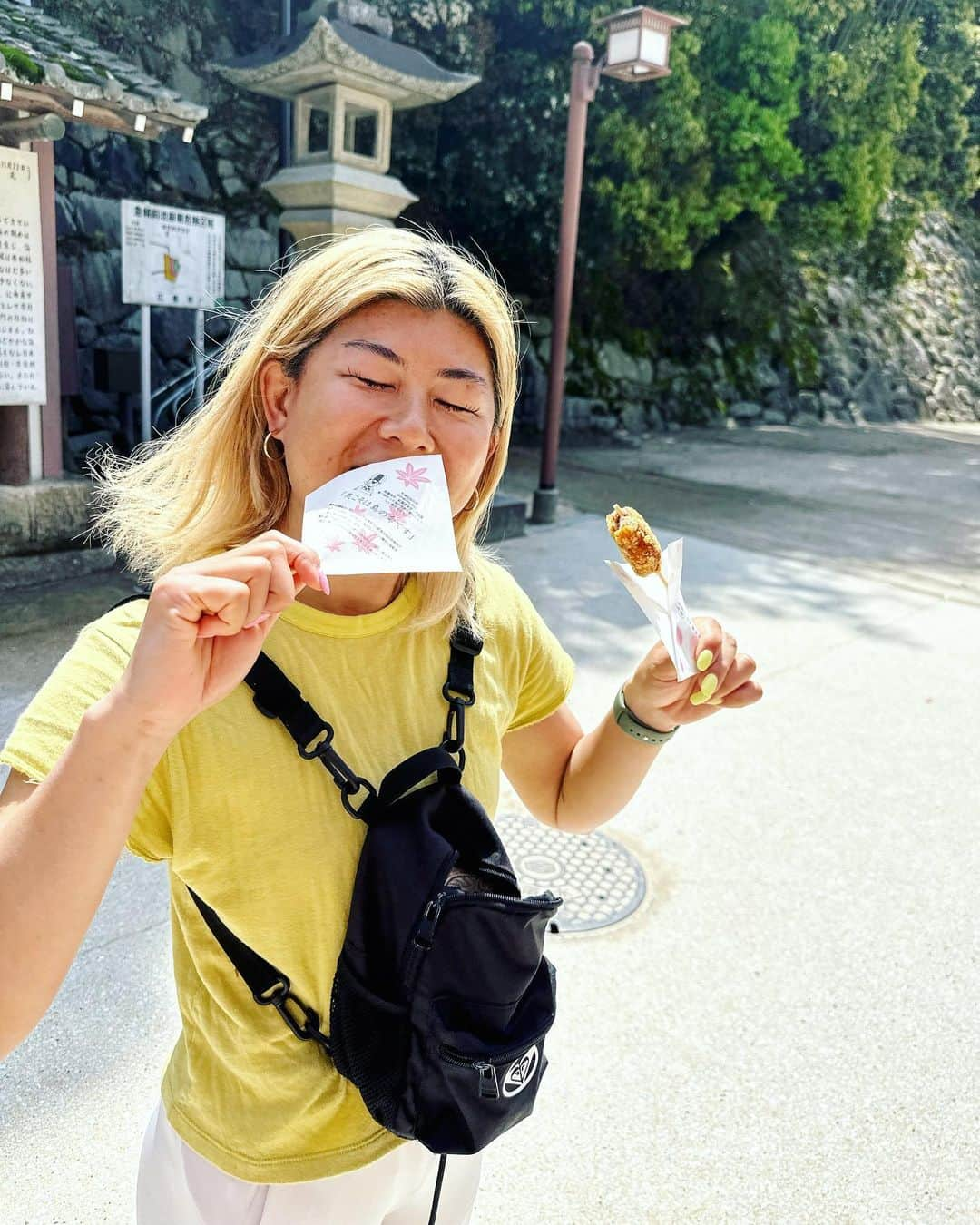 大下瞳美さんのインスタグラム写真 - (大下瞳美Instagram)「今日は宮島でサップヨガの撮影でした🤭✨  久しぶりの瀬戸内の太陽と海🌞 リニューアルされた鳥居⛩誠に美しかった🥰  今広島には、たくさんの観光客が来ています。  瀬戸内はとても穏やかで、夕焼けに焼ける海はピンクや黄色などの色に彩られトロトロの海になります。  本当にキレイな瞬間を見せてくれる瀬戸内が私は大好き💕  是非、サップから宮島を見渡しに来てください☺️🙏✨  今年は5月から宮島サップクルージング&サップヨガのご予約受付開始いたします。  受付開始までしばらくお待ちくださいませ。  記事は、5月予定🤭💕 来週月曜日は、FMでお仕事です❤️ 10:15~出演予定だよ。  締めくくりは食いしん坊万歳のしおりちゃんです🤭  ＝＝＝＝＝＝＝＝＝＝＝＝＝＝＝＝＝＝ @japansupyogaassociation  第25回日本サップヨガ協会インストラクター養成講座IN広島【宮島】 ▶︎ご予約はこちら💁🏼‍♀️ info@jsya.or.jp   太田川リバーサップヨガ▶︎ご予約受付中 ▶︎080-2885-9015 ▶︎ https://lin.ee/A1dq6Jj  _____次回出版特別記念クラス_____  6月21日沖縄▶︎海の見えるヨガスタジオ 【場所と内容はご予約した方のみにお伝えいたします。】 途中予約あと2名ok  ▶︎ご予約は私のDMに直接お願いします  6月22.23.24.25日宮古島リトリート ▶︎ご予約募集中  7月7.8.9日　奄美大島リトリート ▶︎ @wellnesstrip_official までご予約お願いします。  #宮島 #宮島おさんぽ  #中国新聞 #撮影 #サップヨガ #サップヨガインストラクター  #日本サップヨガ協会 #広島ヨガ #supyoga #starboard  #roxyjapan #hitomistyle  #hitomistyle株式会社  #suryoga」4月17日 17時11分 - hitomiooshita