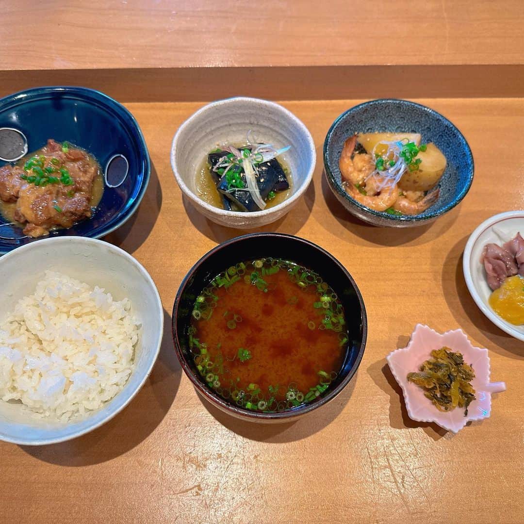 竹本アイラさんのインスタグラム写真 - (竹本アイラInstagram)「" 鎌倉の中でも 飲み屋街の大船エリア  立ち飲み屋さんや スナックも楽しくて好きですが  お上品な小料理屋さんもあります。  ここはおばんざいのお店 店内もオシャレで素敵✨  お料理も一つ一つ丁寧で どれも美味しかったです♪  #鎌倉 #鎌倉グルメ #鎌倉ランチ #鎌倉食べ歩き #大船グルメ #大船 #大船ランチ #ひとりごはん #ひとり飯」4月17日 17時11分 - aira.ar50