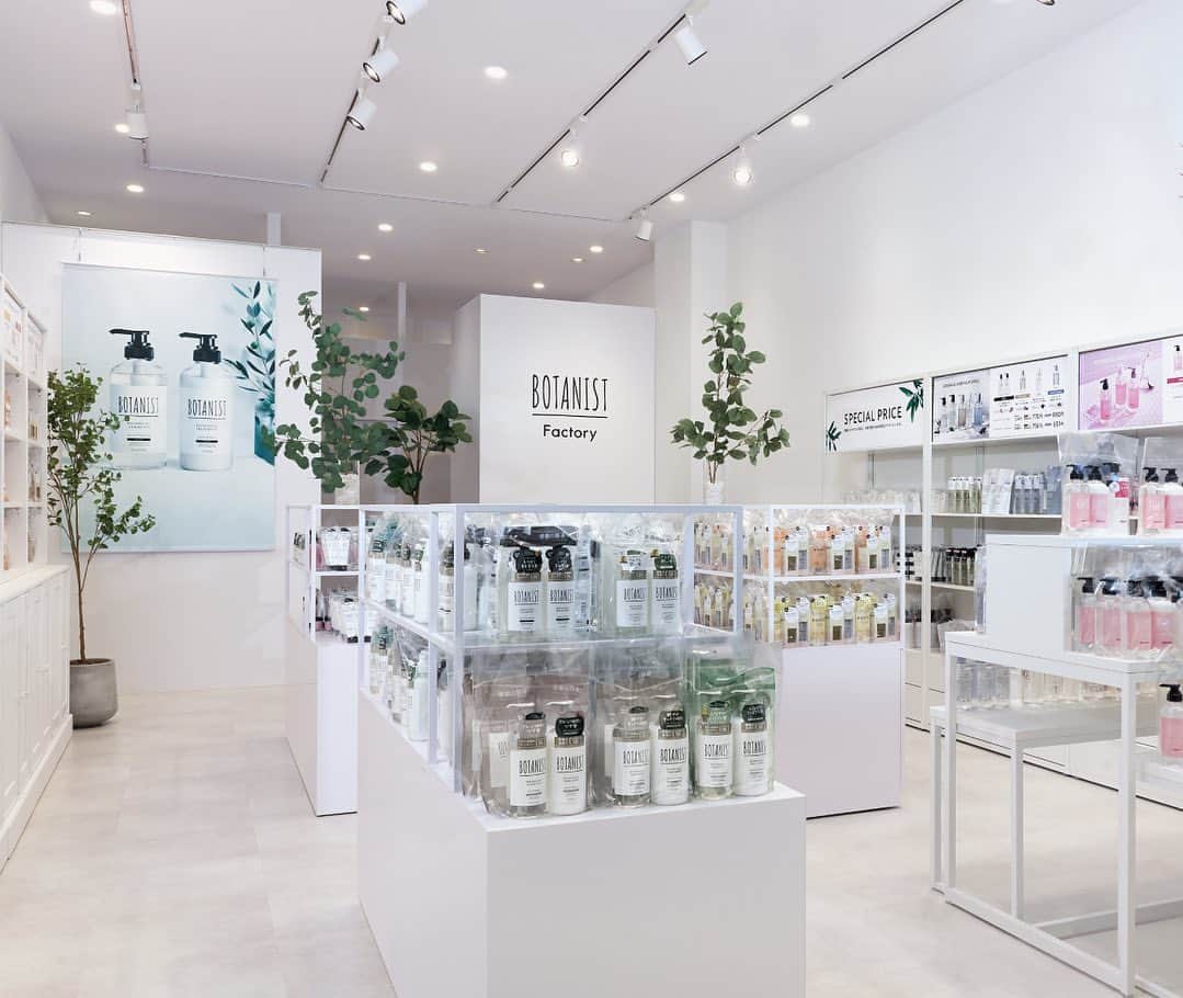 BOTANIST Tokyo（ボタニスト トウキョウ）のインスタグラム：「【BOTANIST Factory 大阪門真店グランドオープン🎉】 本日より、BOTANIST Factory 三井ショッピングパーク ららぽーと門真が、グランドオープンいたしました！ 先週のプレオープンから大盛況いただき、たくさんのご来店ありがとうございます✨ 一時、入店制限のご不便もおかけしてしまい、大変申し訳ありませんでした。  BOTANISTルクア大阪店をご利用いただいていた方から「大阪におかえり」と、お声がけいただき、またお会いできたことが大変嬉しいです。​  ​只今、オープニングセール実施中💡近くににお越しの際は是非、お立ち寄りください♪  【オープン特典】 ✔︎ ご来店先着2,000名様の方に、ボタニカルシャンプー・トリートメントのお試しサンプルをプレゼント🎁 ※なくなり次第終了となります。 ✔︎ ¥4,400（税込）以上のご購入で、レジにて10%OFF​  BOTANIST Factoryでは、持続可能な開発目標 SDGs12番目の目標「つくる責任 つかう責任」から、廃棄ゼロを観点に、シーズンオフやリニューアル前の製品などを破棄せず、一人でも多くのお客様へお届けできるよう、特別価格にてご提供いたしております。  ロスゼロを目指し、持続可能な地球環境をサポートしていきます🌍🌿  【BOTANIST Factory 三井アウトレットパーク 門真店 店舗概要】 住所：〒571-0044 大阪府門真市松生町1-11 三井アウトレットパーク大阪門真2F 2640区画 電話番号：06-6786-9919  #BOTANIST #ボタニスト #botanistfactory #ボタニストファクトリー #botanicalbeauty」