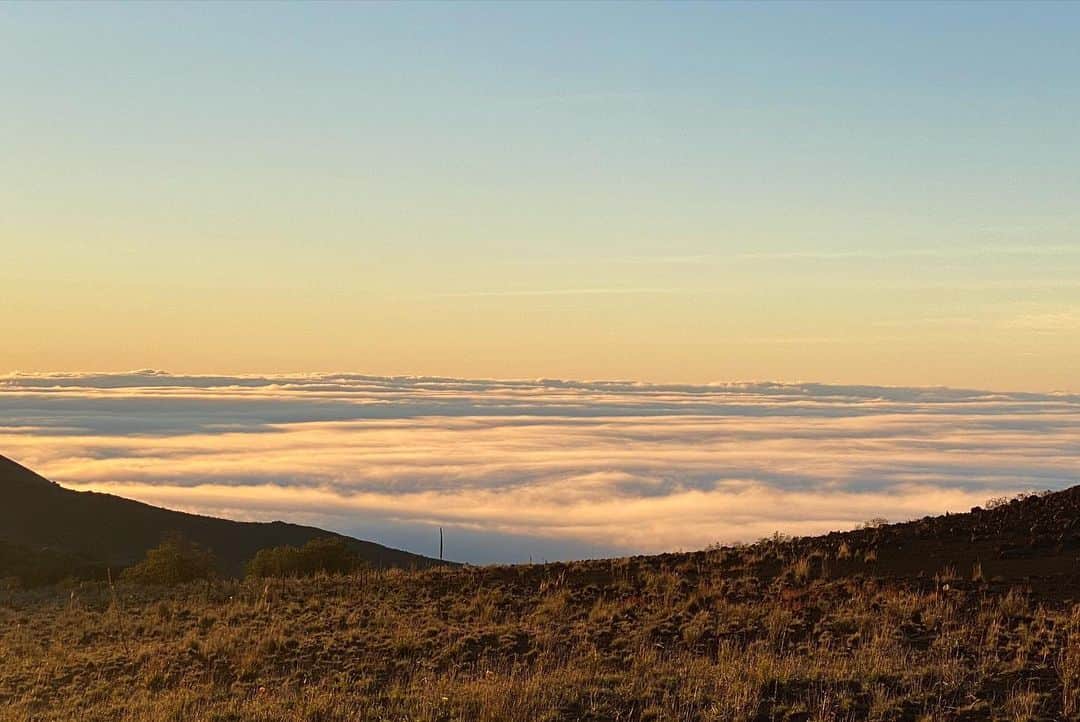 青山有紀さんのインスタグラム写真 - (青山有紀Instagram)「マウナケアと満月🌕 ハワイ島ヒロに着いた日の夜中に出発したマウナケア。 世界一高い火山だと言われる山で、山頂にはまだ雪が積もっていました。 実は2度目のマウナケアですが、前回は連れて行ってもらったので四駆じゃないと山頂までは登れないのを知らず、途中までしか行けませんでした笑 それでも雲が眼下に広がる高さで、日の出と満月が同時に拝めて素晴らしく美しかった🌅🌕✨」4月17日 17時15分 - yukiaoya