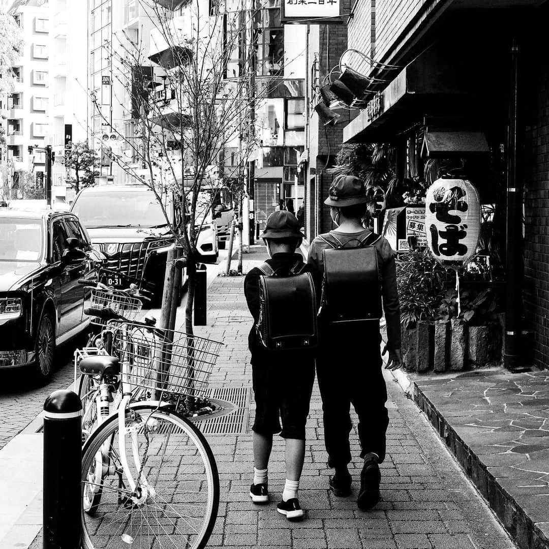 naotakeのインスタグラム：「#なかよし - #goodfriends / GR IIIx & Lightroom, 20230418 . . ディスクユニオンをのぞく。全般的に中古CDが安くなっているような気がする。とりあえずノラ・ジョーンズを買う。 . . #spicollective #streetphotographyinternational #royalsnappingartists #infamous_family #rsa_main #infinity_photo_cult #jp_gallery_member #jp_gallery_bnw #team_jp_モノクロ #ig_nihon #streetphotographybnw #igersjp #ig_streetclub #bnw_greatshots #bnw_artstyle #bnwsouls #wp_bnw #bnw_igers_ #pr0ject_bnw #igers_bnw #bnw_splendid #storyofthestreet #japancityblues #shadowspoetry #grsnaps #gr_meet_japan  #shootgr #写真好きな人とつながりたい」