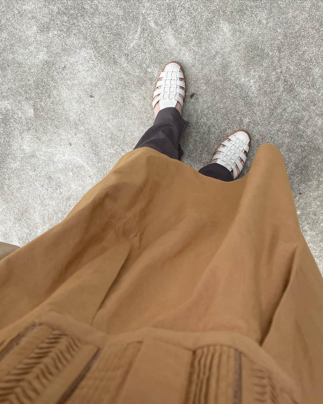 上村若菜のインスタグラム：「. 先日の。  素足が嬉しい季節になりました🌷  シャツワンピースに合わせたMUJIのニュアンスカラーのストレートレギンスが活躍。  #wakameswardrobe   レギンス…#muji #無印良品  サンダル…#galerievie  ワンピース…#pheeta 少し前の  #リブ編みストレートレギンス  #無印良品購入品 #グルカサンダル #グルカサンダルコーデ #大人カジュアルコーデ #30代コーデ」