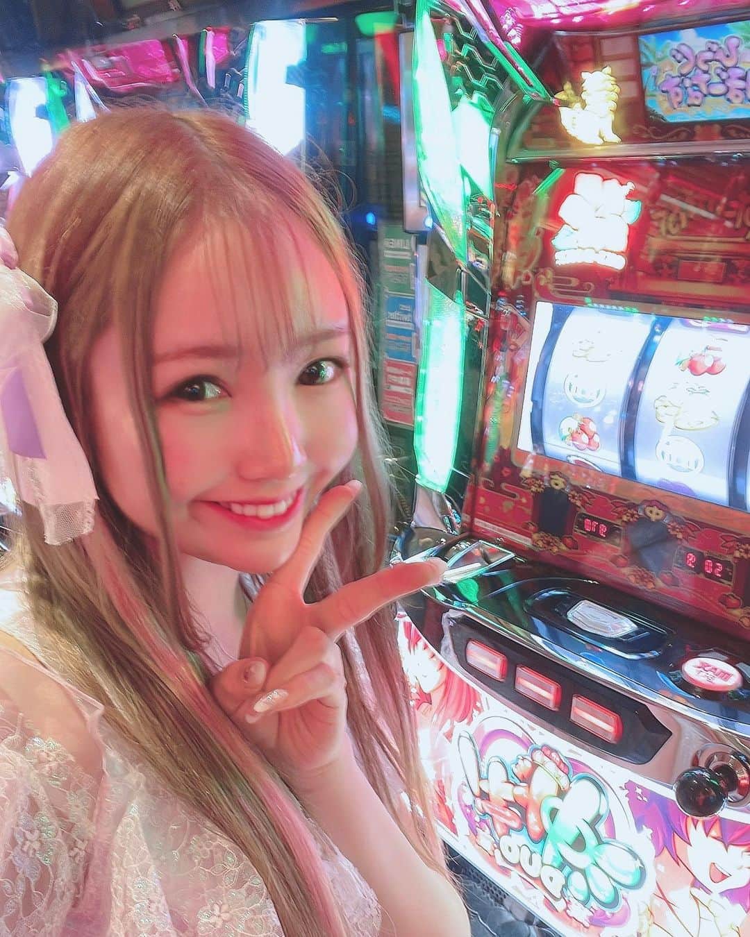 のインスタグラム：「🌺と記念撮影(＊´˘`＊)  2万負けだったのにラスト30分で巻き戻し(ﾉ)∇(ヾ)  #沖ドキduo #slot #スロット #パチンコ」