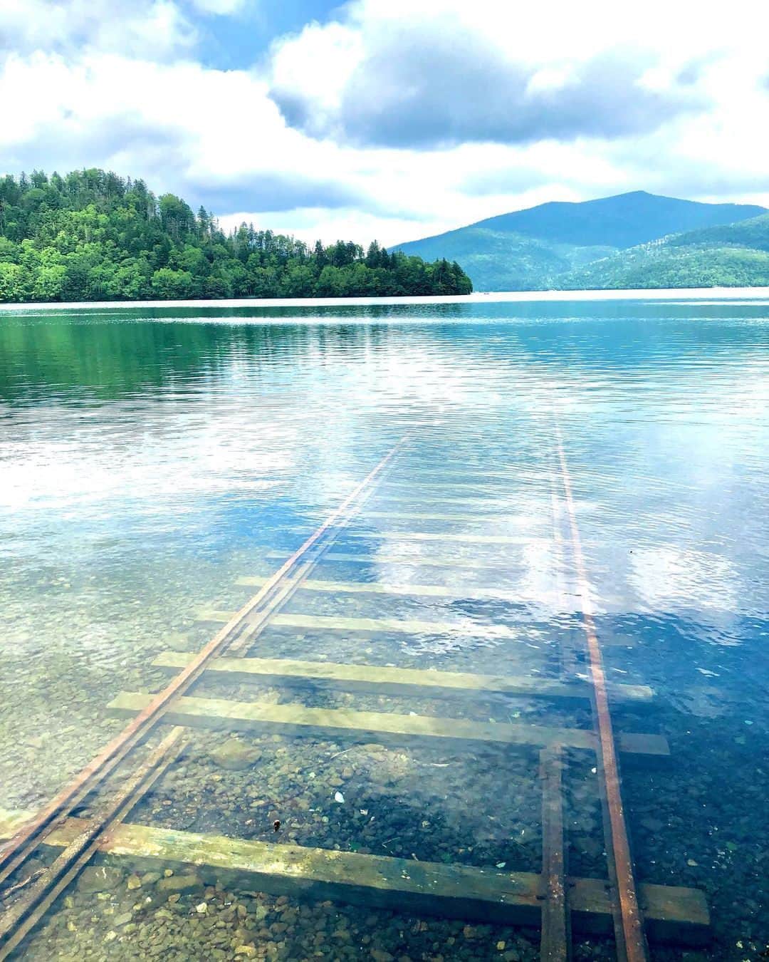JALさんのインスタグラム写真 - (JALInstagram)「. 北海道 #然別湖 の湖底に続く線路🛤️ 映画のワンシーンように幻想的な風景✨ #MyAprilAdventure   Lake Shikaribetsu, Hokkaido. Wondering where this track leads. . . Photo by @mimi_chan1204 Post your memories with #FlyJAL  #JapanAirlines #JAL #travel #🇯🇵 #大雪山国立公園 #天空の湖 #湖底線路 #線路 #線路のある風景 #湖 #青空 #雲 #山 #秘境 #北海道観光 #北海道旅行 #絶景 #絶景スポット #北海道の風景 #北海道の景色 #鹿追町 #北海道 #日本 #日本の絶景 #国内旅行 #旅行 #日本航空」4月17日 17時30分 - japanairlines_jal