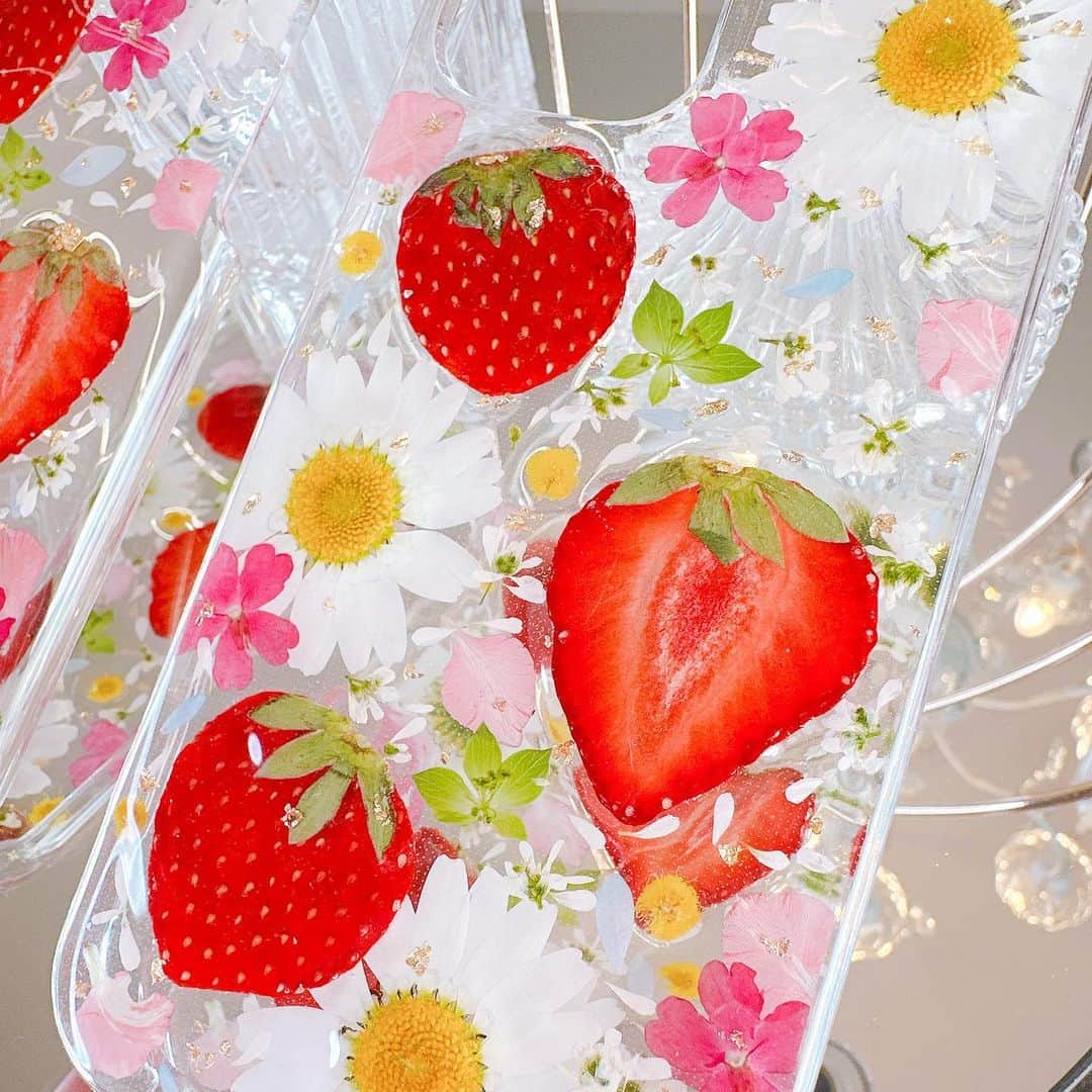 Hana+(はなぷらす)❁ちはな❁北九州さんのインスタグラム写真 - (Hana+(はなぷらす)❁ちはな❁北九州Instagram)「再販のお知らせ♡⃛ ⁡ ⁡ 前回ありがたいことに即完売でした いちごを使ったデザインを 4/20(木)の21時より再販させて頂きます🍓 ⁡ ⁡ 是非是非よろしくお願い致します(*ᴗ͈ˬᴗ͈)⁾⁾⁾ ⁡ ⁡ ⁡ SHOP 🛒は  ￣￣￣￣￣￣￣ @hanaplus_flower のURLよりご覧下さい♡ ￣￣￣￣￣￣￣￣￣￣￣￣￣￣￣￣￣￣￣￣ ⁡ お問い合わせはお気軽にDMやLINE下さいね♡*. 公式LINE☞︎＠hanaplus ⁡ ⁡ 𖧷----------POP UP ----------𖧷 4/19(Wed)-25(Tue)博多阪急3F ※最終日は18時まで ⁡ 𖦞 19日(水)11時-15時半 𖦞20日(木)10時-14時 𖦞 21日(金)13時-20時 𖦞 22日(土)10時-20時 𖦞 23日(日)10時-15時 ⁡ 本人が伺います♡ 𖧷-----------------------------𖧷 ⁡ ⁡ ⁡ #押し花iPhoneケース #押し花スマホケース #押し花ケース #iPhoneケース #スマホケース #ハナプラスと私 #手元コーデ #携帯ケース #スマホカバー」4月17日 17時29分 - hanaplus_flower
