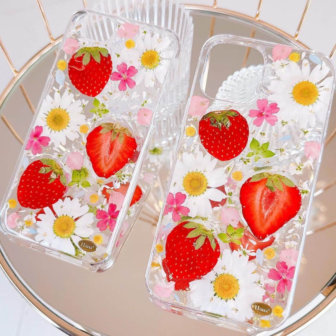 Hana+(はなぷらす)❁ちはな❁北九州さんのインスタグラム写真 - (Hana+(はなぷらす)❁ちはな❁北九州Instagram)「再販のお知らせ♡⃛ ⁡ ⁡ 前回ありがたいことに即完売でした いちごを使ったデザインを 4/20(木)の21時より再販させて頂きます🍓 ⁡ ⁡ 是非是非よろしくお願い致します(*ᴗ͈ˬᴗ͈)⁾⁾⁾ ⁡ ⁡ ⁡ SHOP 🛒は  ￣￣￣￣￣￣￣ @hanaplus_flower のURLよりご覧下さい♡ ￣￣￣￣￣￣￣￣￣￣￣￣￣￣￣￣￣￣￣￣ ⁡ お問い合わせはお気軽にDMやLINE下さいね♡*. 公式LINE☞︎＠hanaplus ⁡ ⁡ 𖧷----------POP UP ----------𖧷 4/19(Wed)-25(Tue)博多阪急3F ※最終日は18時まで ⁡ 𖦞 19日(水)11時-15時半 𖦞20日(木)10時-14時 𖦞 21日(金)13時-20時 𖦞 22日(土)10時-20時 𖦞 23日(日)10時-15時 ⁡ 本人が伺います♡ 𖧷-----------------------------𖧷 ⁡ ⁡ ⁡ #押し花iPhoneケース #押し花スマホケース #押し花ケース #iPhoneケース #スマホケース #ハナプラスと私 #手元コーデ #携帯ケース #スマホカバー」4月17日 17時29分 - hanaplus_flower