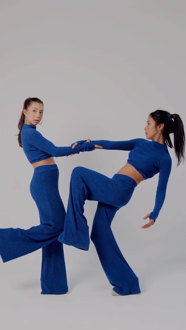 Jennifer Bachdimのインスタグラム：「Posing ideas with your bestie 💙 what’s your favorite 1,2,3 or 4???  . .  Outfit from @b__achdim」