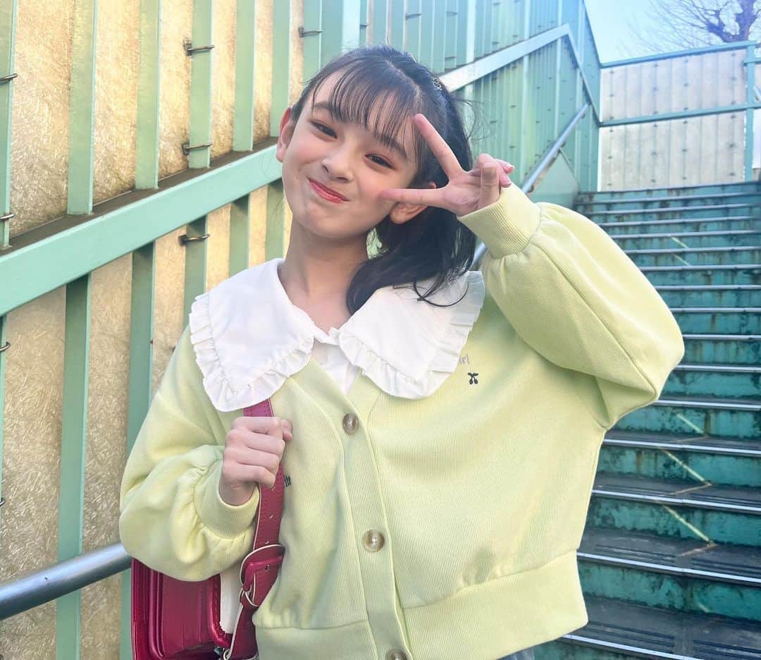 ニコ☆プチのインスタグラム：「🍒🤍🎒  4月号「学年一の通学コーデ」のオフショ🌼 1月の朝早い撮影でも元気なヒナちゃんでした☺️💞  #ニコプチ #ニコプチモデル #プチモ #通学コーデ #末永ひなた #ヒナちゃん #js5」