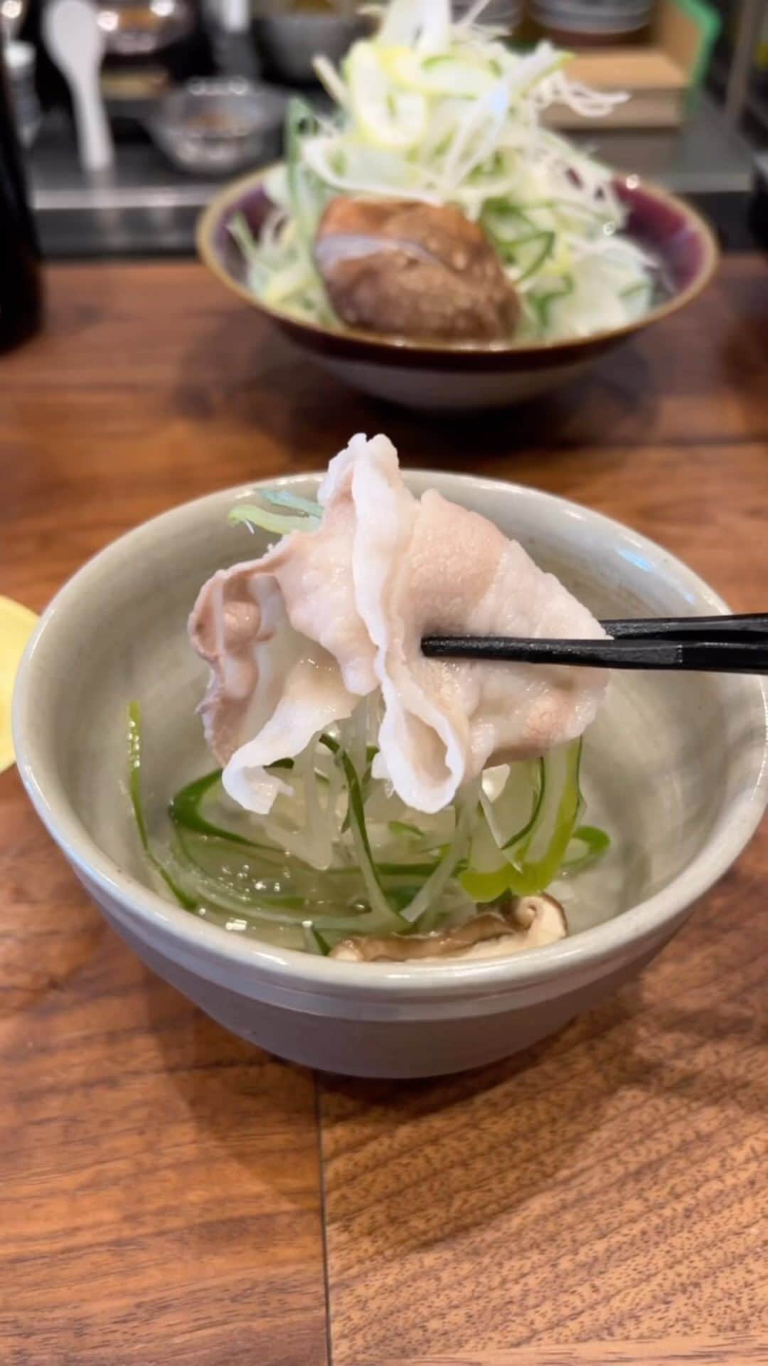のインスタグラム：「また『うどんスタンドたなか』に来てしまった。 今回は昼飲みだよ。 予約したら昼でもしゃぶしゃぶコースが食べられるのは嬉しい。  やはり熟成した「#南の島豚 」のしゃぶしゃぶは旨味がすごいね。 〆に追加で「カツカレーうどん」990円も食べてしまった。 カレーうどんの出汁は、わざわざ他のものとは別に作っているようだ。 あっさりしているがスパイスが効いてるタイプで、うどんも美味い！  #うどんスタンドたなか @udonstandtanaka 福岡市博多区築港本町13-6 ベイサイドプレイス博多 9:30～17:00 17:00～は要予約 予約はInstagramのDMから 電話なし 定休日：火曜日  #FukuokaGourmet Although it is an udon restaurant, you can eat delicious shabu-shabu. Make a reservation when eating shabu-shabu. Udon is also delicious.  #후쿠오카 우동 가게인데 발군에 맛있는 샤브샤브를 먹을 수 있다. 샤브샤브를 먹을 때는 예약하십시오. 우동도 맛있다.  #福岡グルメ #福岡ランチ #福岡ディナー #福岡うどん #福岡しゃぶしゃぶ #ベイサイドプレイス博多 #カレーうどん」