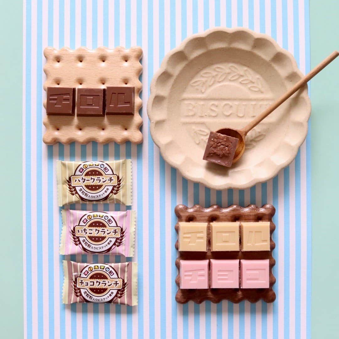 チロルチョコさんのインスタグラム写真 - (チロルチョコInstagram)「🍫 ／ #新商品 情報⋆͛📢⋆ 全国の#ウエルシア で発売🛒✨ ＼  全粒粉入りビスケット使用🥺❤️‍🔥 チロルチョコの〈3種のチョコレートクランチ〉のご紹介です🏳️  ザクザク食感⚡️ 3つの味のクランチチョコアソート👍🏻 ̖́-‬ ◾︎ミルクチョコ ◾︎いちご風味チョコ ◾︎バター風味チョコ の3種のチョコと全粒粉入りビスケットクランチを合わせました✊🏻❤️‍🔥  ぎっしりクランチのザクザク食感が楽しめます🤩  天面には「チ」「ロ」「ル」「チ」「ョ」「コ」の文字が書かれています👌🏻´- ※ランダムでの封入となります。  シェアもしやすいピロー包装😆  ぜひチェックしてみてくださいね👀💡⠜😊  ■発売日 2023年4月17日 全国のウエルシアで発売🛒 ※お取り扱いのない店舗もあります。また、商品がなくなり次第、販売終了とさせて頂きます。  🗣💬 商品に関するご質問については、チロルチョコ公式HPお客様お問い合わせまでご連絡くださいませ🙇  ━━━━━━━━━━━━━━━ #tirol #tirolchoco #チロルチョコ #チロル #チョコレート #おやつタイム #chocolate  #おうちカフェ #おやつの時間  #chocolatelover  #shopチロルチョコ ━━━━━━━━━━━━━━━」4月17日 17時26分 - tirolchoco_official
