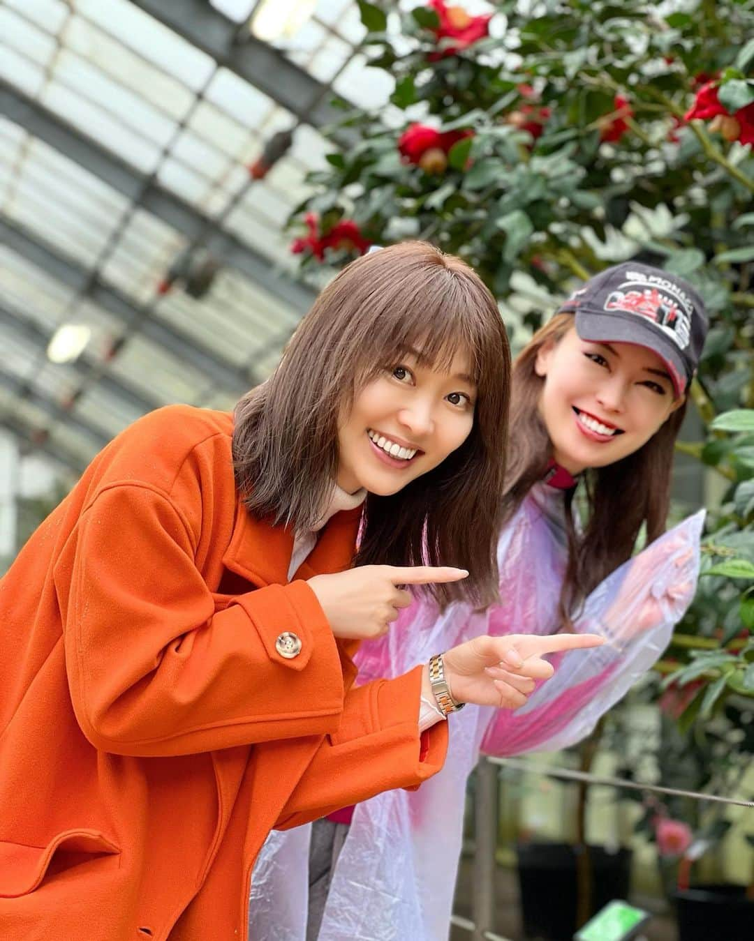 織田千穂さんのインスタグラム写真 - (織田千穂Instagram)「岡田港に着いてからは… 観光バス🚌で移動なので楽ちん♡ 現地もあいにくの土砂降り☔️🌀 * 今回の最大の目的は椿🌸を愛でる事だったので まずは椿園🍃から💡 土砂降りだったので外エリアは ささっと見てほとんどの人が温室エリアへ避難w * 椿も想像していた椿からカーネーションの様な椿 とにかく色んな種類の椿があってビックリ！  #椿園 #椿 #温室 #伊豆大島 #伊豆大島旅行 #伊豆大島観光 #伊豆諸島 #izuoshima #oshima #tokyoislands #izuislands #伊豆大島が好きな人と繋がりたい #旅スタグラム #旅ジェニック #旅好きの人と繋がりたい #旅行好きな人と繋がりたい #島旅 #東海汽船 #島巡り」4月17日 17時38分 - chihoda