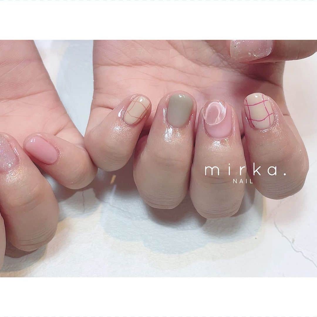 mirka. NAIL(ミルカネイル)のインスタグラム：「⁡ ⁡ ゆるチェックとぷっくり𓏸 ⁡ 韓国旅行に向けて♡ ⁡ ⁡ ⁡ #mirkaおまかせネイル ⁡ ………………………………………………………… ⁡ ご予約、お問い合わせは LINE ID⇒ @mirka.nail (@含む)まで。 ⁡ ご新規様はハイライトの「ご案内」と「ご予約方法」を必ずお読みいただいてからご予約くださいますようお願いいたします。 空き状況や詳細はLINEの投稿からご確認ください。 ⁡ ⁡ ⁡ ⁡ #mirkanail#nails#nail#nailart#naildesign #ショートネイル#ネイルアート#ネイルデザイン#ネイル#大人ネイル#シンプルネイル#オフィスネイル#ニュアンスネイル#ナチュラルネイル#カジュアルネイル#ショートネイルデザイン#美甲#春ネイル#春ネイル2023 #プライベートサロン#プライベートネイルサロン#東京ネイルサロン#東京ネイル#江東区ネイルサロン#森下#清澄白河 ⁡」
