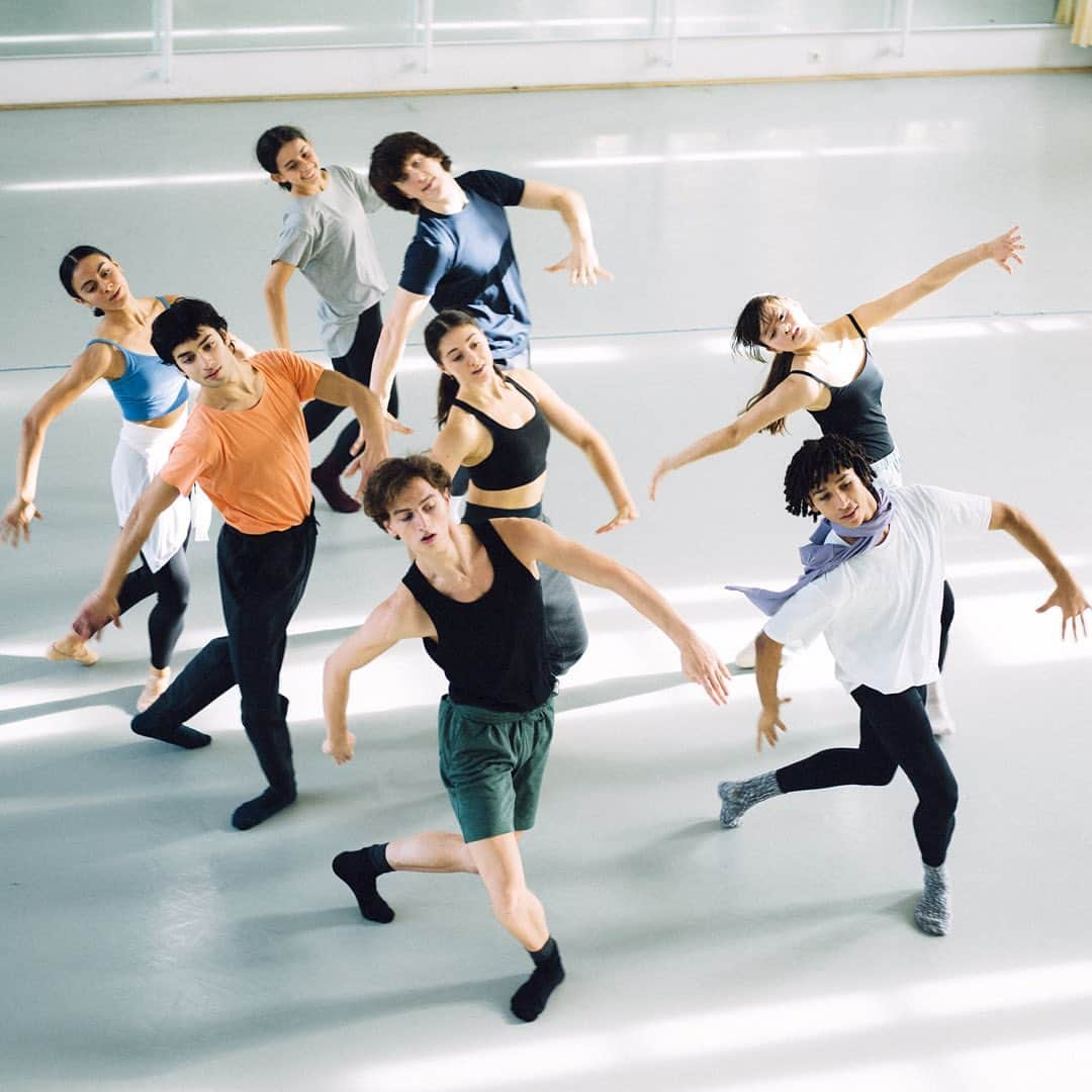 ユニクロさんのインスタグラム写真 - (ユニクロInstagram)「We went behind the scenes of the National Youth Ballet from Hamburg, Germany with eight new dancers with LifeWear in training.   @bundesjugendballett #LifeWearmagazine #bundesjugendballett #Uniqlo #LifeWear」4月17日 17時30分 - uniqlo