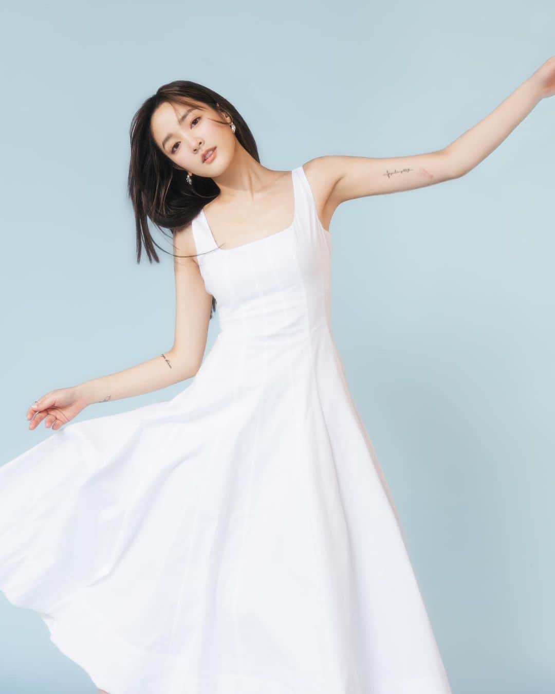 ジングルワンのインスタグラム：「： 因為有你們，所以在茁壯成那翩翩起舞的蝴蝶時，才不會那麼孤單。  說回娘家是抬舉我了。  那天我只感受到為了影像而專注的每一個眼神、每一刻屏氣凝神的模樣有多麼閃閃動人，而能身為這群人中一份子的自己，又是多麼的幸運。  漢強說，25歲是個美好的年紀，因為有了自己的雛形。  對於那些放不下的也能學著放下，關於未來，即使未知的不確定的，我想那也會是一個耀眼的旅程吧。  王淨二五快樂， 台北電影節二十五歲快樂。  @taipeiff #北影25」